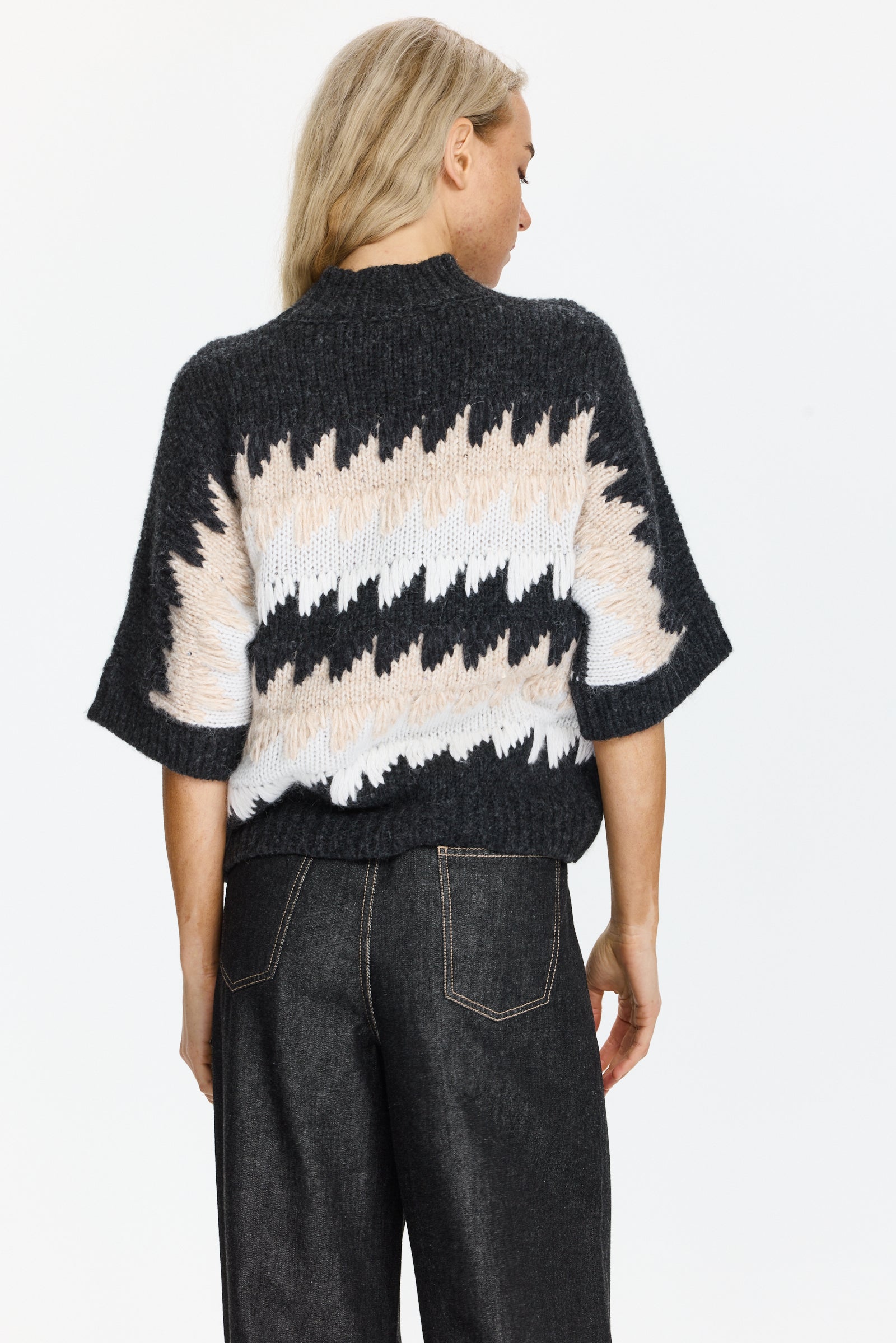 סריג בעיצוב אלגנטי עם פאייטים עדיניםהרכב בד: 50% אלפקה, 17% צמר בתולי, 14% פוליאמיד, 13% פוליאסטר, 4% משי, 2% קשמירהדוגמנית בגובה 1.75 ולובשת מידה 42 של Peserico