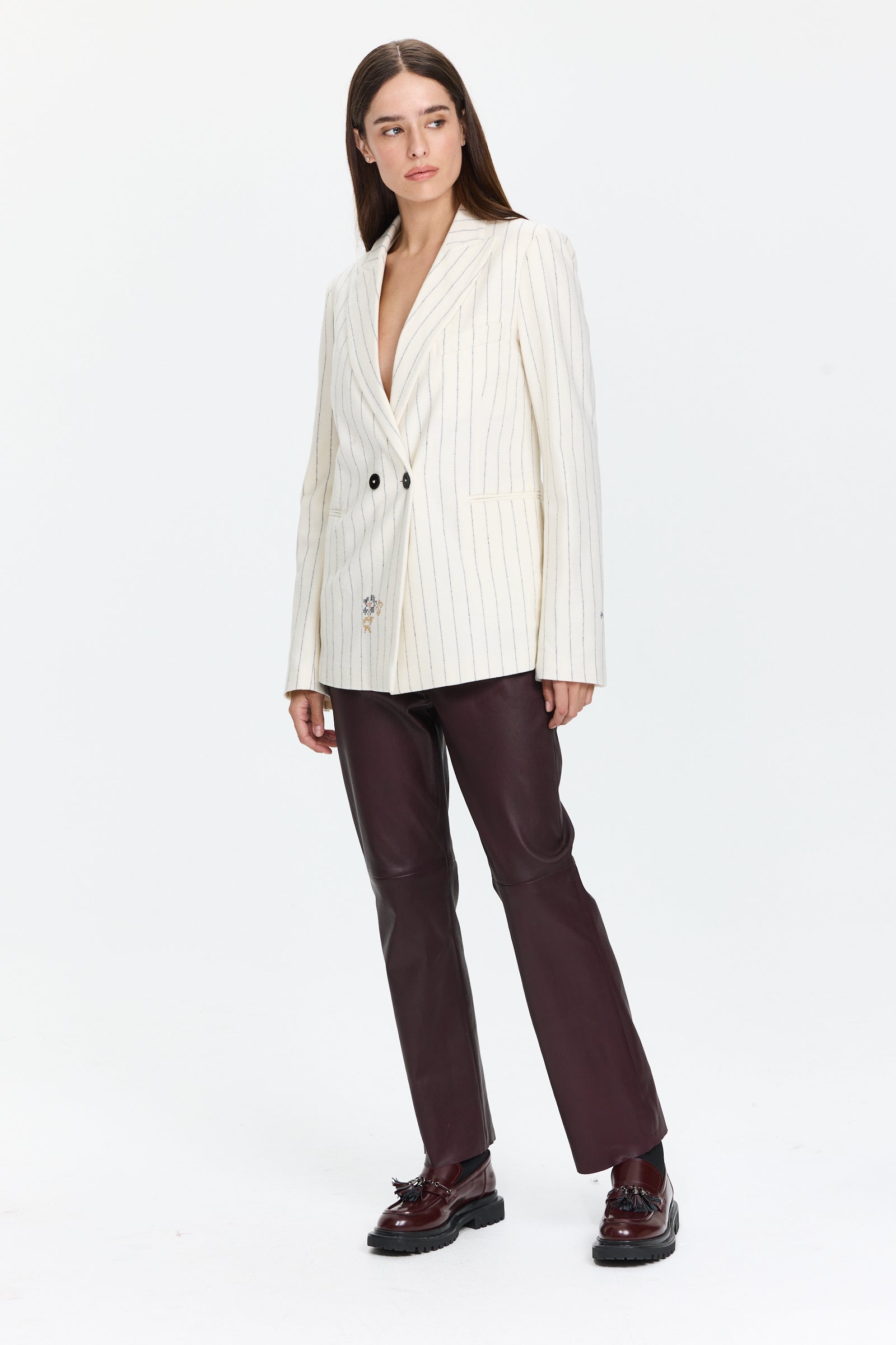 בלייזר פסים בגזרה ישרה, עם שני כפתורים ורקמות בחזית, בשרוול ובגבהרכב בד: 70% צמר, 25% פוליאמיד, 5% סיבים אחריםהדוגמנית בגובה 1.75 ולובשת מידה I של Forte Forte