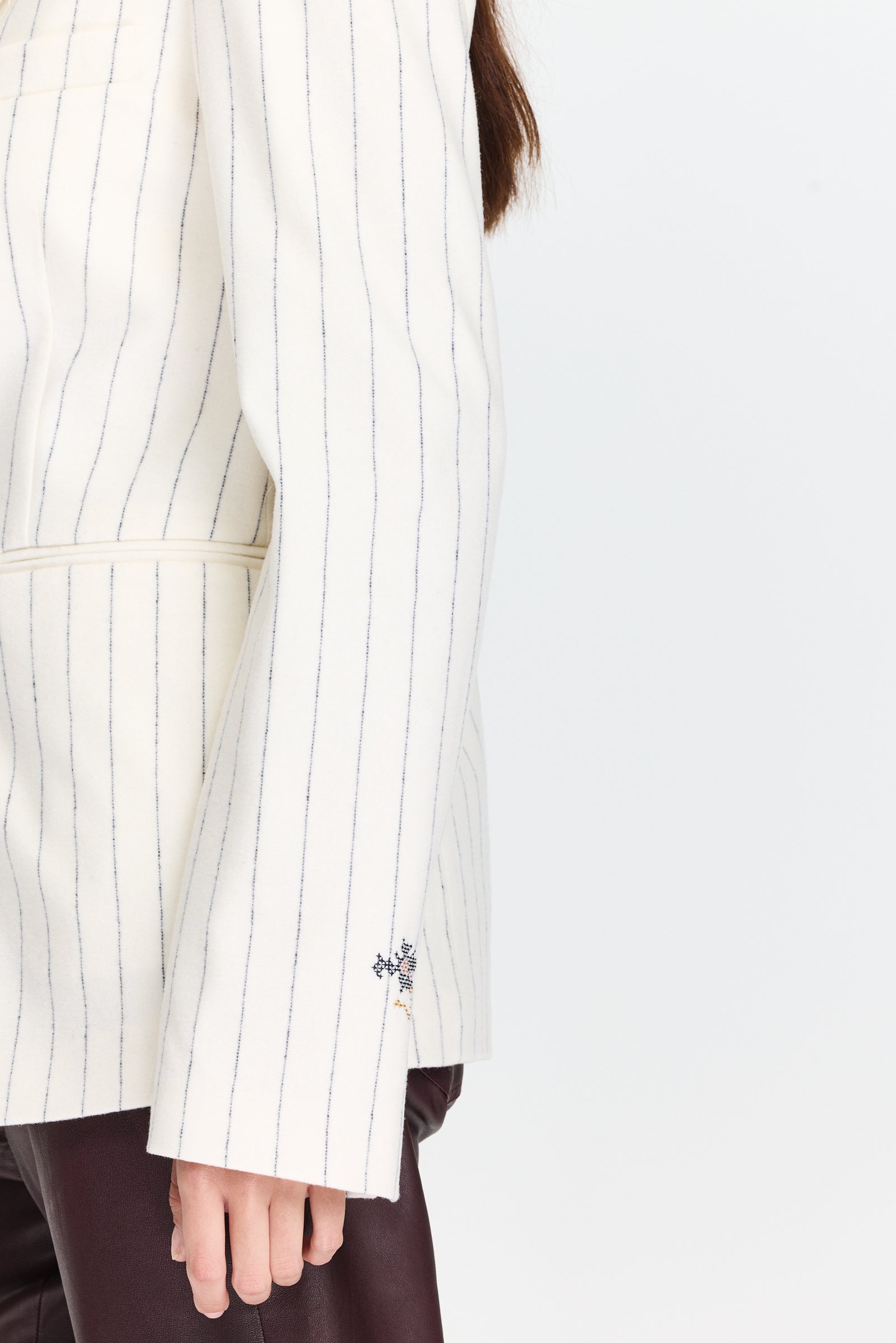 בלייזר פסים בגזרה ישרה, עם שני כפתורים ורקמות בחזית, בשרוול ובגבהרכב בד: 70% צמר, 25% פוליאמיד, 5% סיבים אחריםהדוגמנית בגובה 1.75 ולובשת מידה I של Forte Forte