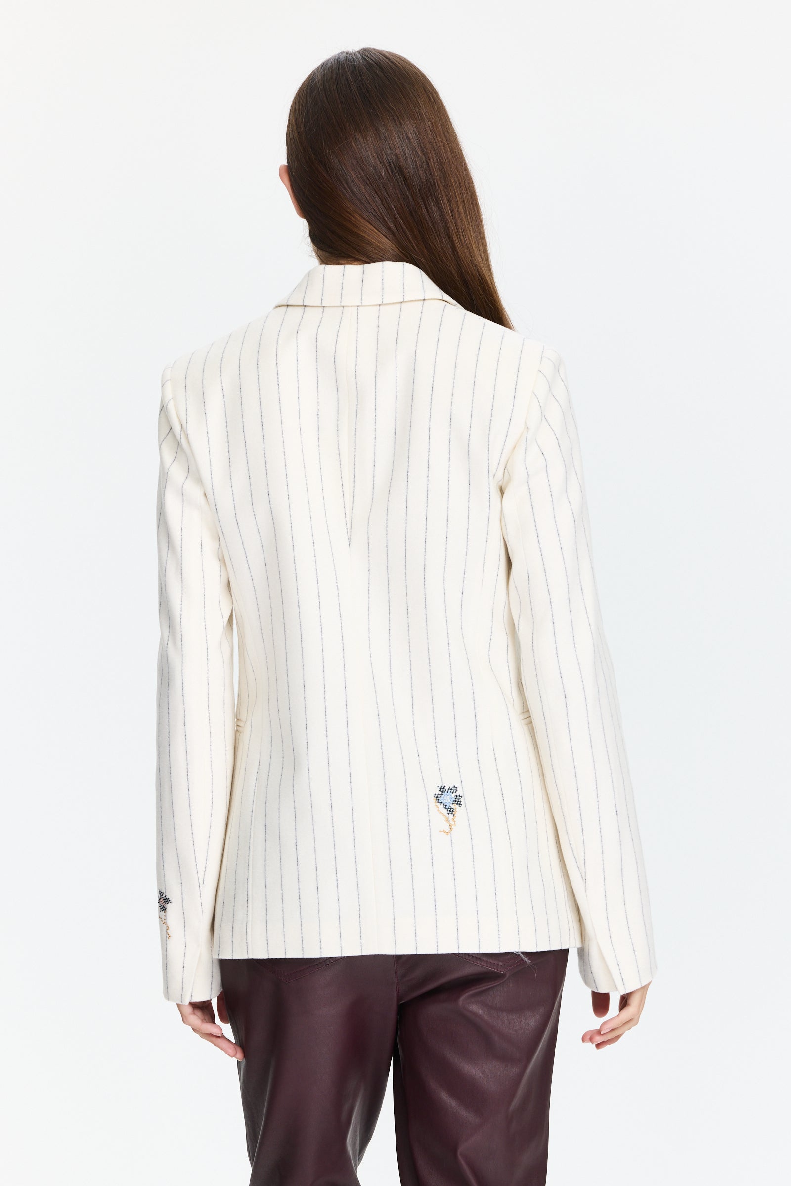 בלייזר פסים בגזרה ישרה, עם שני כפתורים ורקמות בחזית, בשרוול ובגבהרכב בד: 70% צמר, 25% פוליאמיד, 5% סיבים אחריםהדוגמנית בגובה 1.75 ולובשת מידה I של Forte Forte