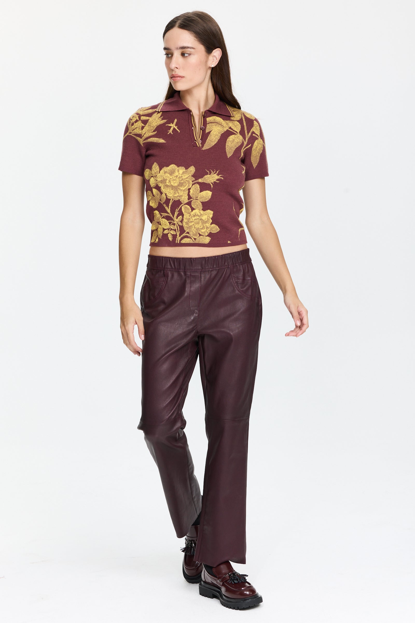 מכנסיי עור עם מותן אלסטית ושני כיסים קדמייםהרכב בד: 100% עור כבשהדוגמנית בגובה 1.75 ולובשת מידה 36 של LOUISA CERANO