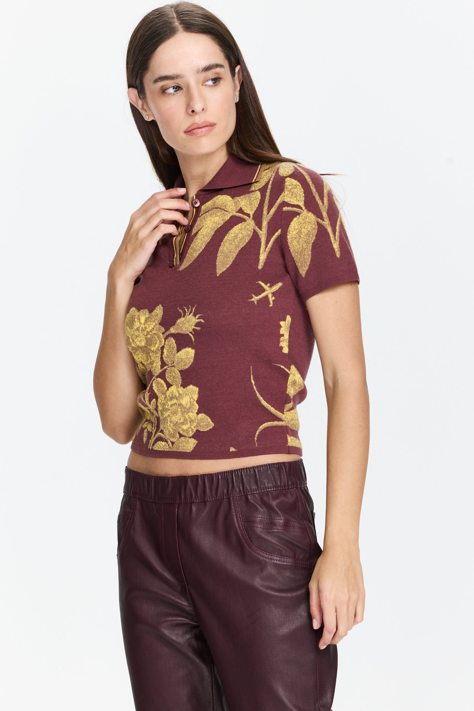 חולצת פולו סרוגה עם הדפס פרחים ומטוסים, עם צווארון קלאסיהרכב הבד: 100% צמר בתוליהדוגמנית בגובה 1.75 ולובשת מידה 42 של MOSCHINO