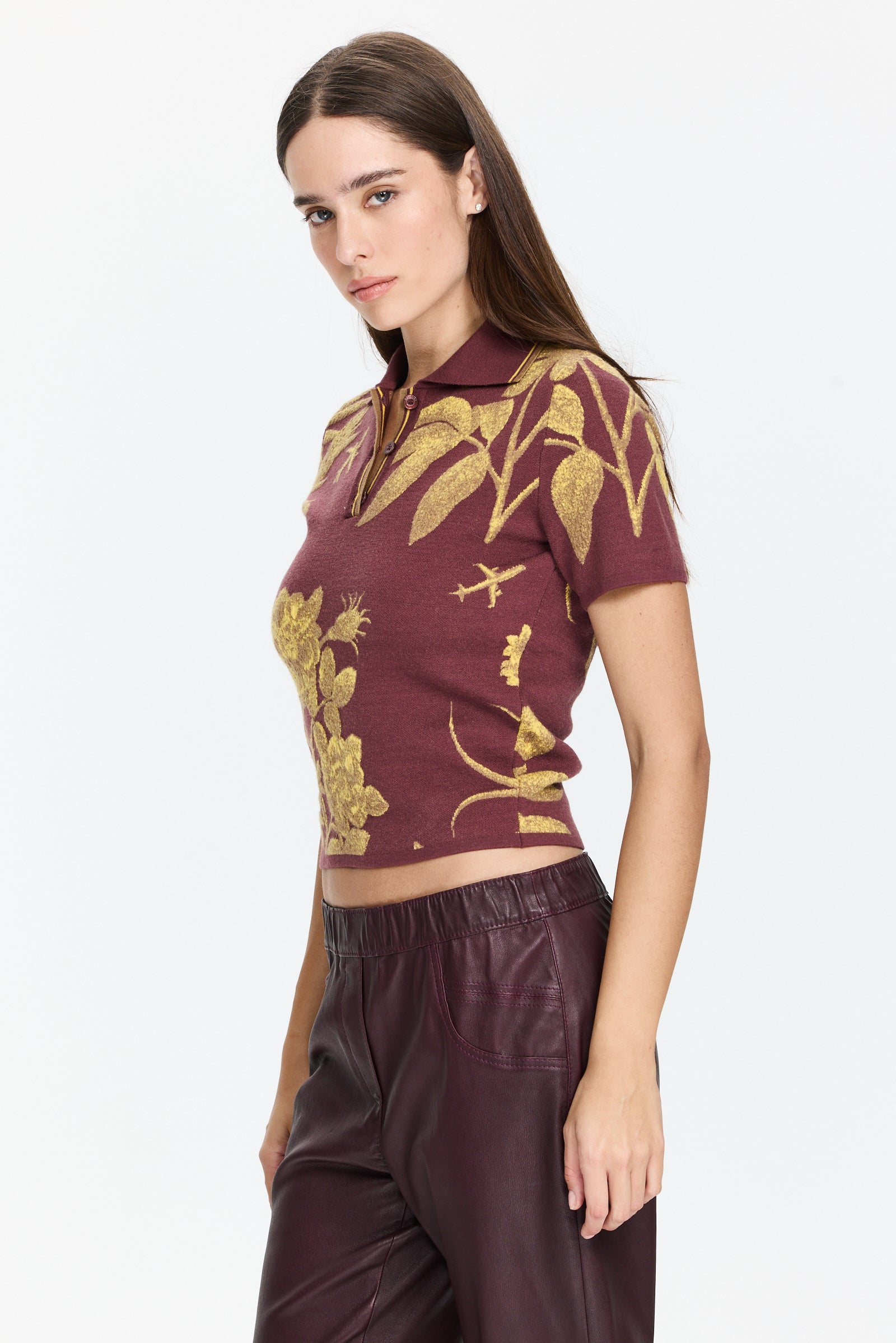 חולצת פולו סרוגה עם הדפס פרחים ומטוסים, עם צווארון קלאסיהרכב הבד: 100% צמר בתוליהדוגמנית בגובה 1.75 ולובשת מידה 42 של MOSCHINO