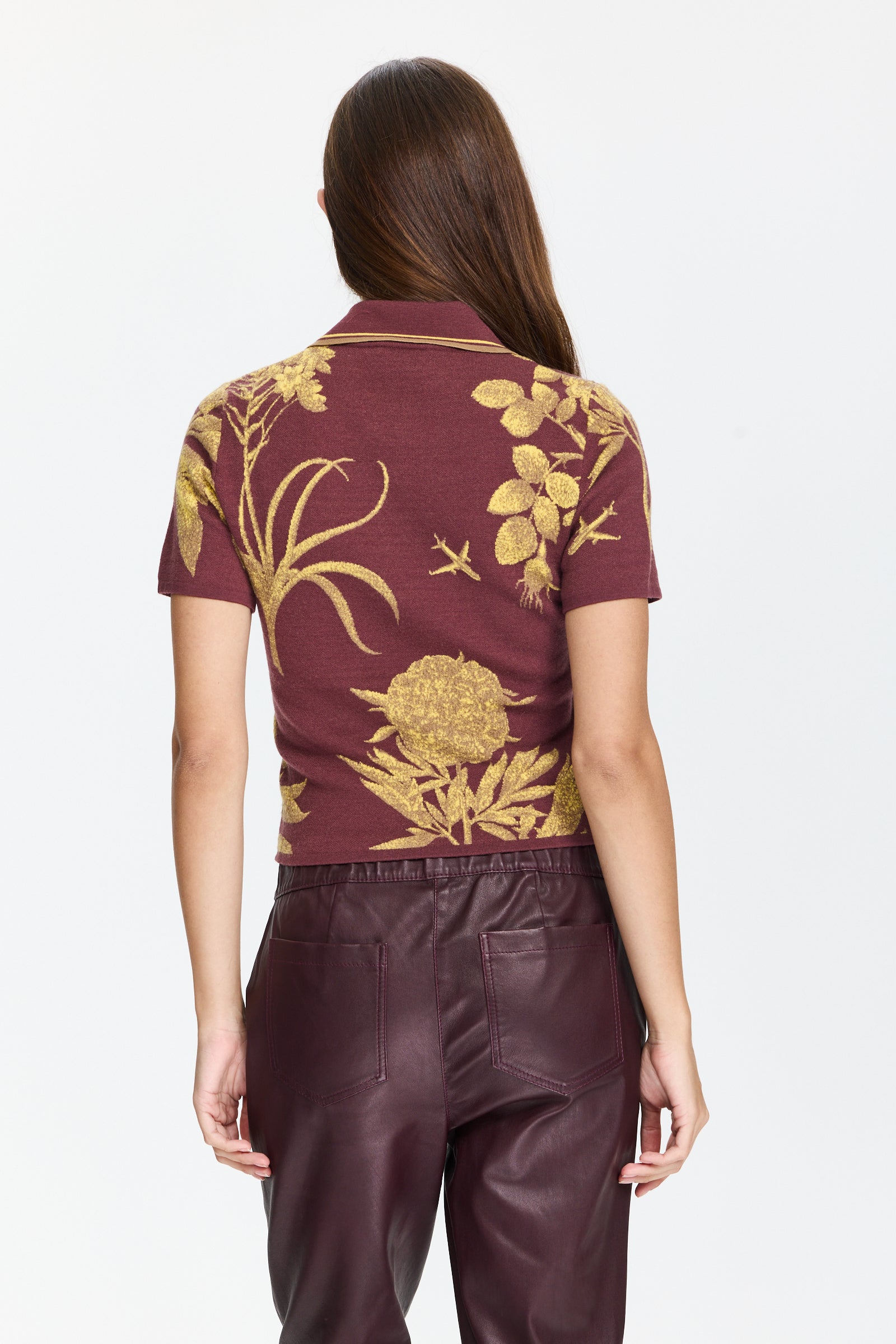 חולצת פולו סרוגה עם הדפס פרחים ומטוסים, עם צווארון קלאסיהרכב הבד: 100% צמר בתוליהדוגמנית בגובה 1.75 ולובשת מידה 42 של MOSCHINO