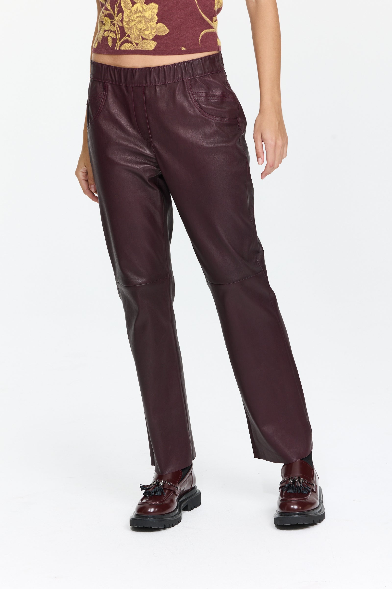 מכנסיי עור עם מותן אלסטית ושני כיסים קדמייםהרכב בד: 100% עור כבשהדוגמנית בגובה 1.75 ולובשת מידה 36 של LOUISA CERANO