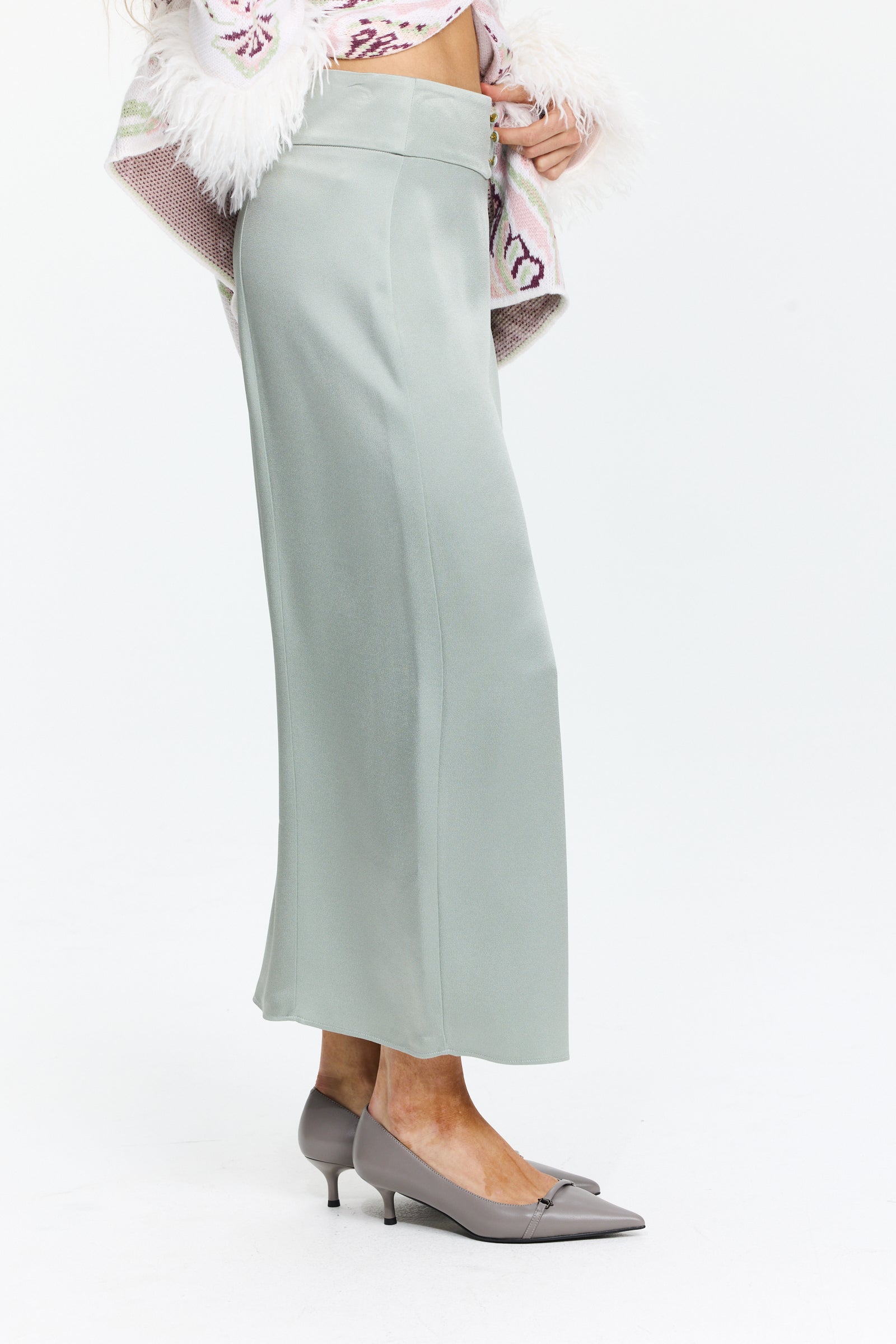 חצאית סאטן באורך מידי ובגזרה ישרה, עם עיטורי כפתורים ושסעהרכב בד: 74% אצטט, 26% ויסקוזההדוגמנית בגובה 1.75 ולובשת מידה II של Forte Forte