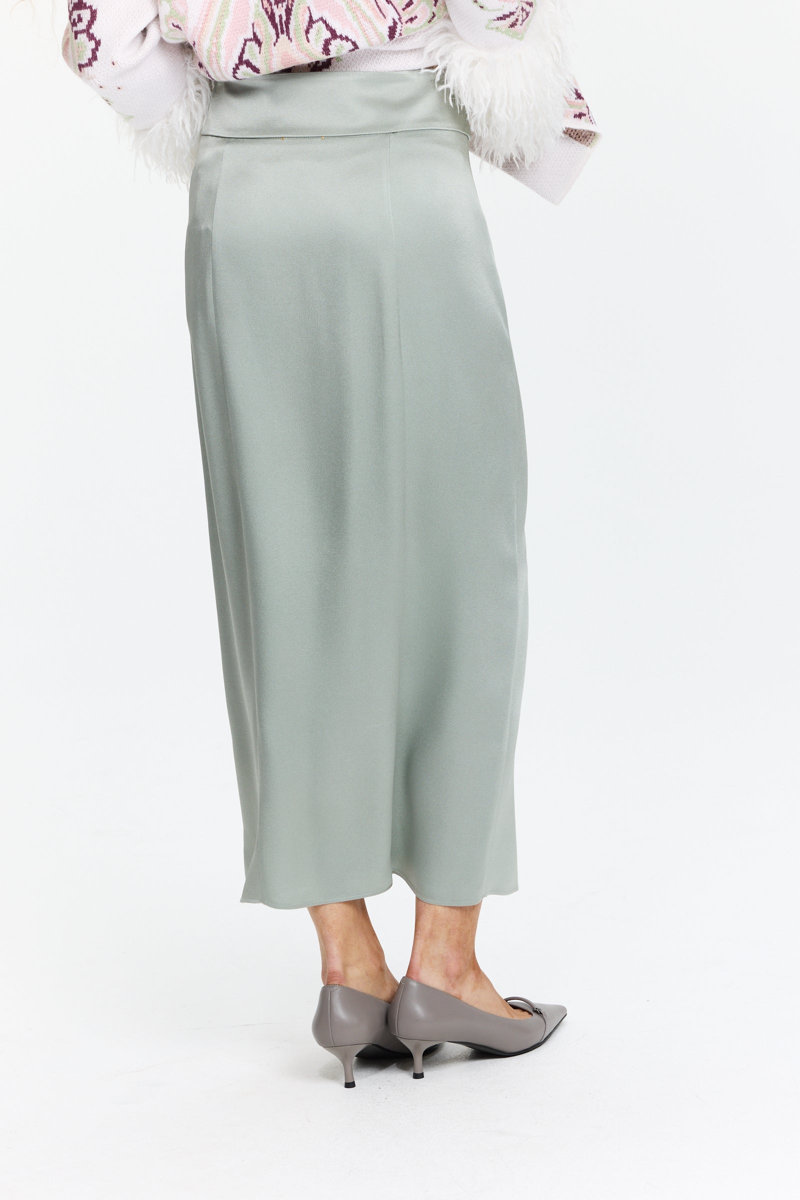 חצאית סאטן באורך מידי ובגזרה ישרה, עם עיטורי כפתורים ושסעהרכב בד: 74% אצטט, 26% ויסקוזההדוגמנית בגובה 1.75 ולובשת מידה II של Forte Forte