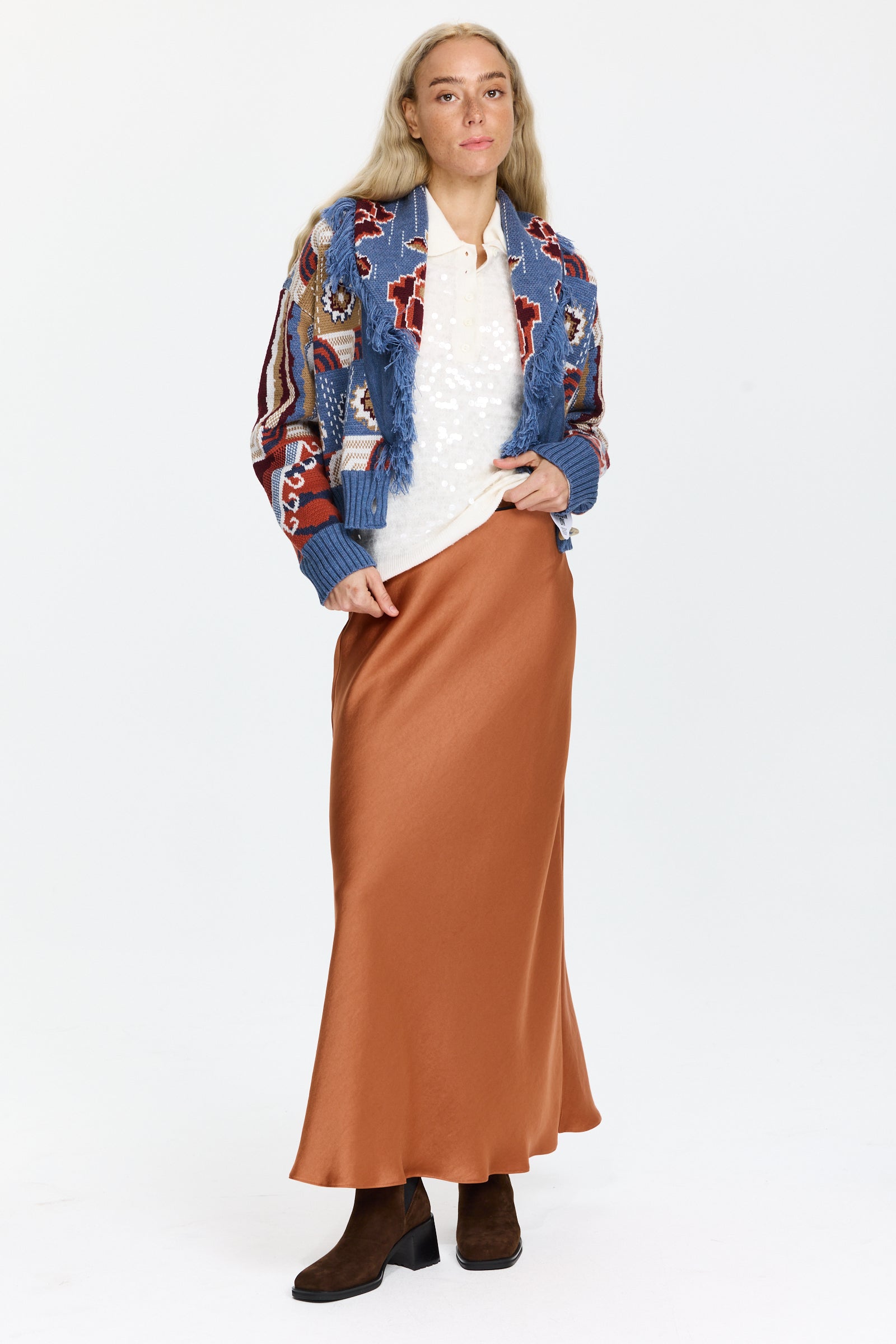 ז'קט צמר בצבע נייבי עם הדפס נמר טיבטי, צווארון פרנזים, כפתורי קרניים וגזרה קצרההרכב הבד: 100% צמר מרינוהדוגמנית בגובה 1.75 ולובשת מידה M של Hayley Menzies