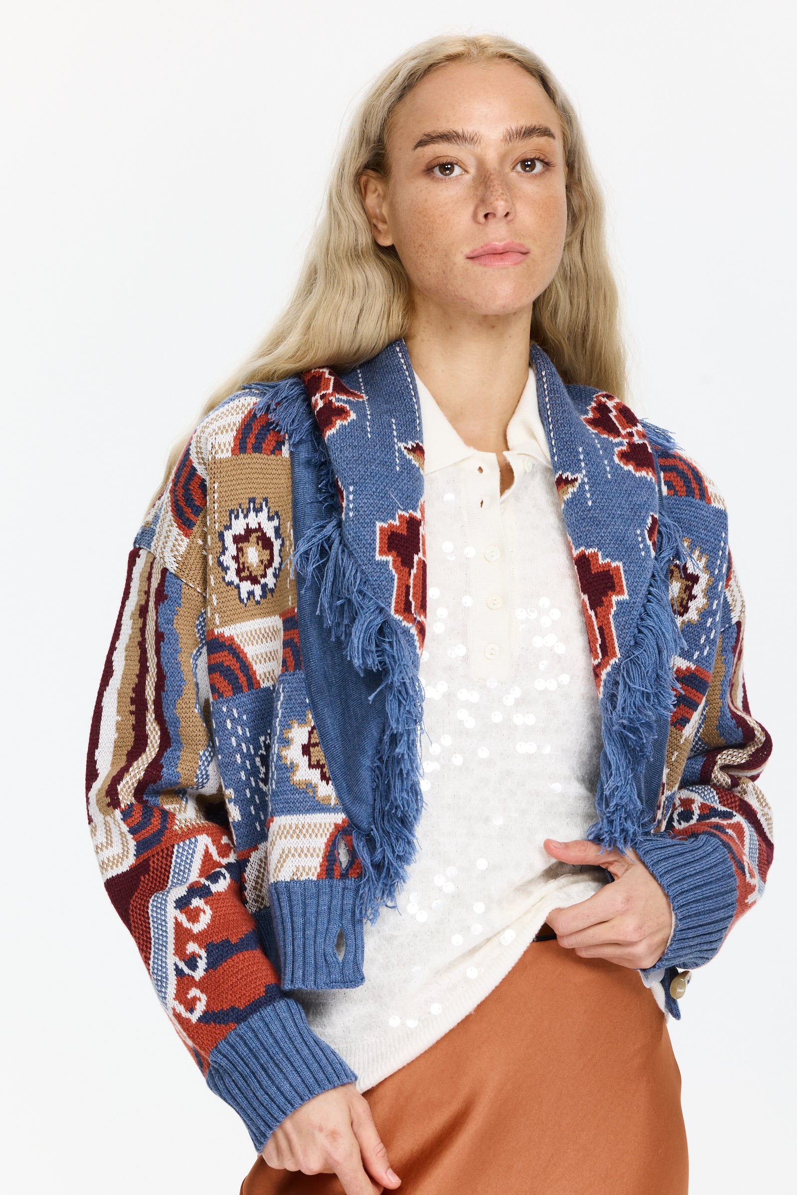 ז'קט צמר בצבע נייבי עם הדפס נמר טיבטי, צווארון פרנזים, כפתורי קרניים וגזרה קצרההרכב הבד: 100% צמר מרינוהדוגמנית בגובה 1.75 ולובשת מידה M של Hayley Menzies