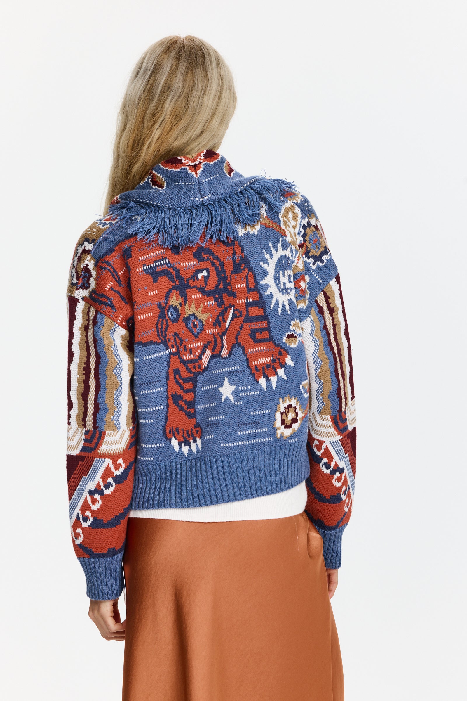 ז'קט צמר בצבע נייבי עם הדפס נמר טיבטי, צווארון פרנזים, כפתורי קרניים וגזרה קצרההרכב הבד: 100% צמר מרינוהדוגמנית בגובה 1.75 ולובשת מידה M של Hayley Menzies