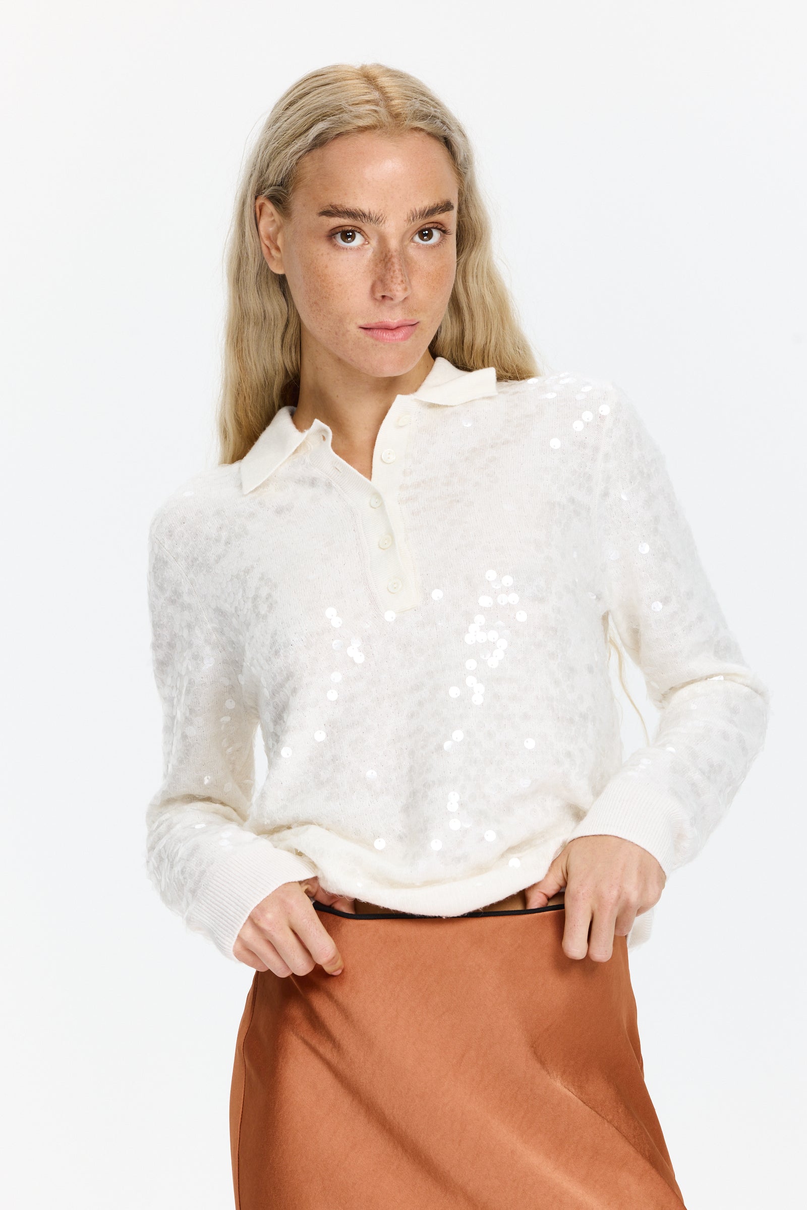 סריג פאייטים נעים ונינוח בגזרה ישרה, עם צווארון פולו וסגירת כפתוריםהרכב הבד: 47% קשמיר, 38% ויסקוזה, 10% פוליאמיד, 5% צמרהדוגמנית בגובה 1.75 ולובשת מידה 42 של Ermanno