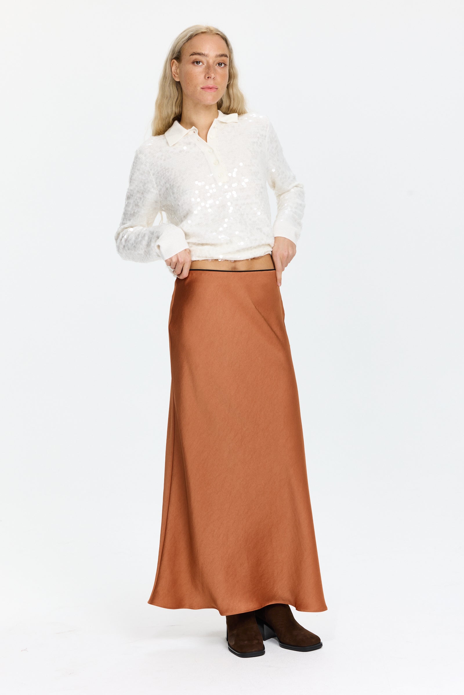 חצאית סאטן באורך מקסי בגזרה ישרה הרכב בד: 100% פוליאסטרהדוגמנית בגובה 1.75 ולובשת מידה 36 של Luisa Cerano