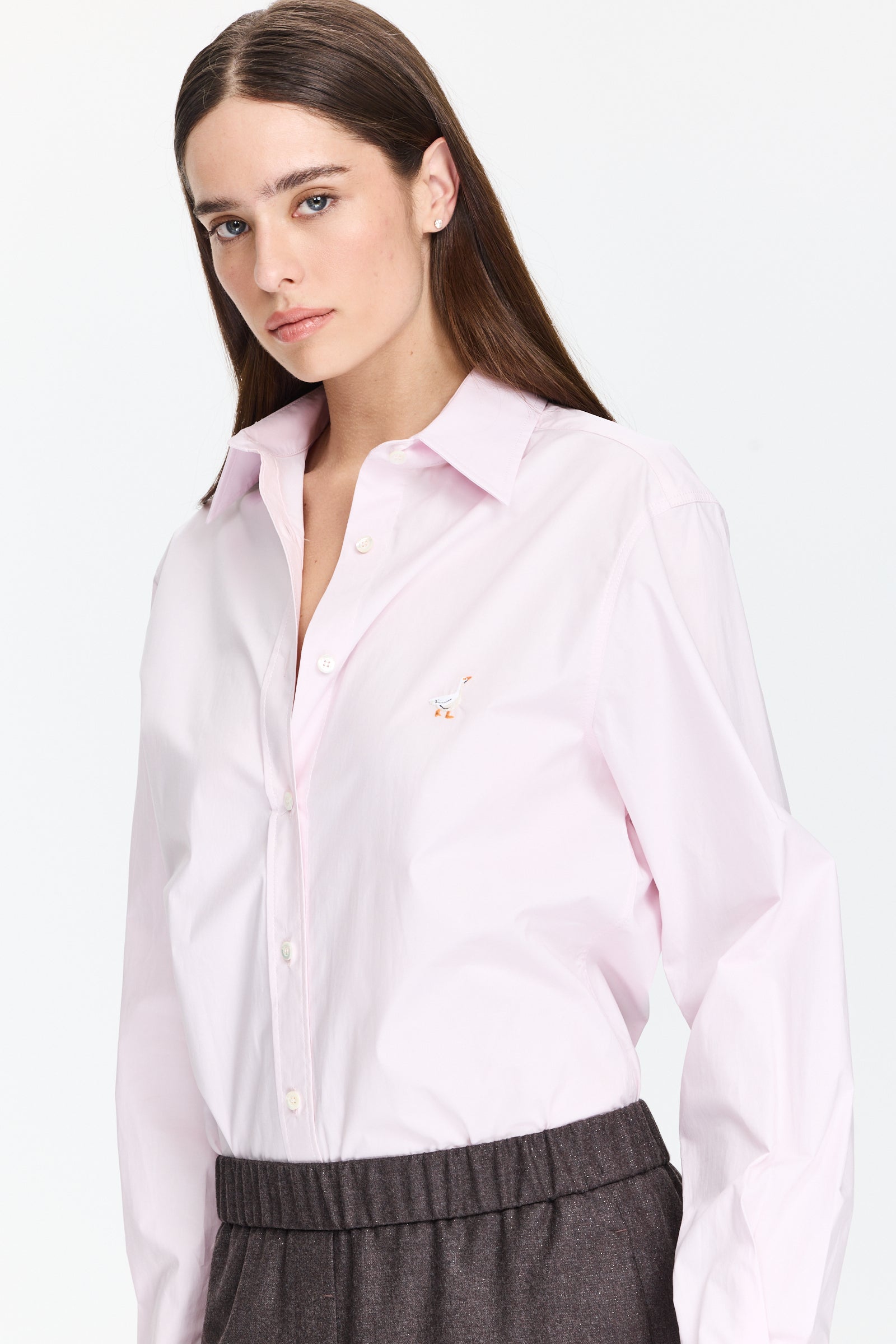 חולצה מכופתרת בגזרה רחבה עם רקמת ברווזהרכב: 100% כותנההדוגמנית בגובה 1.75 ולובשת מידה 42 של MOSCHINO