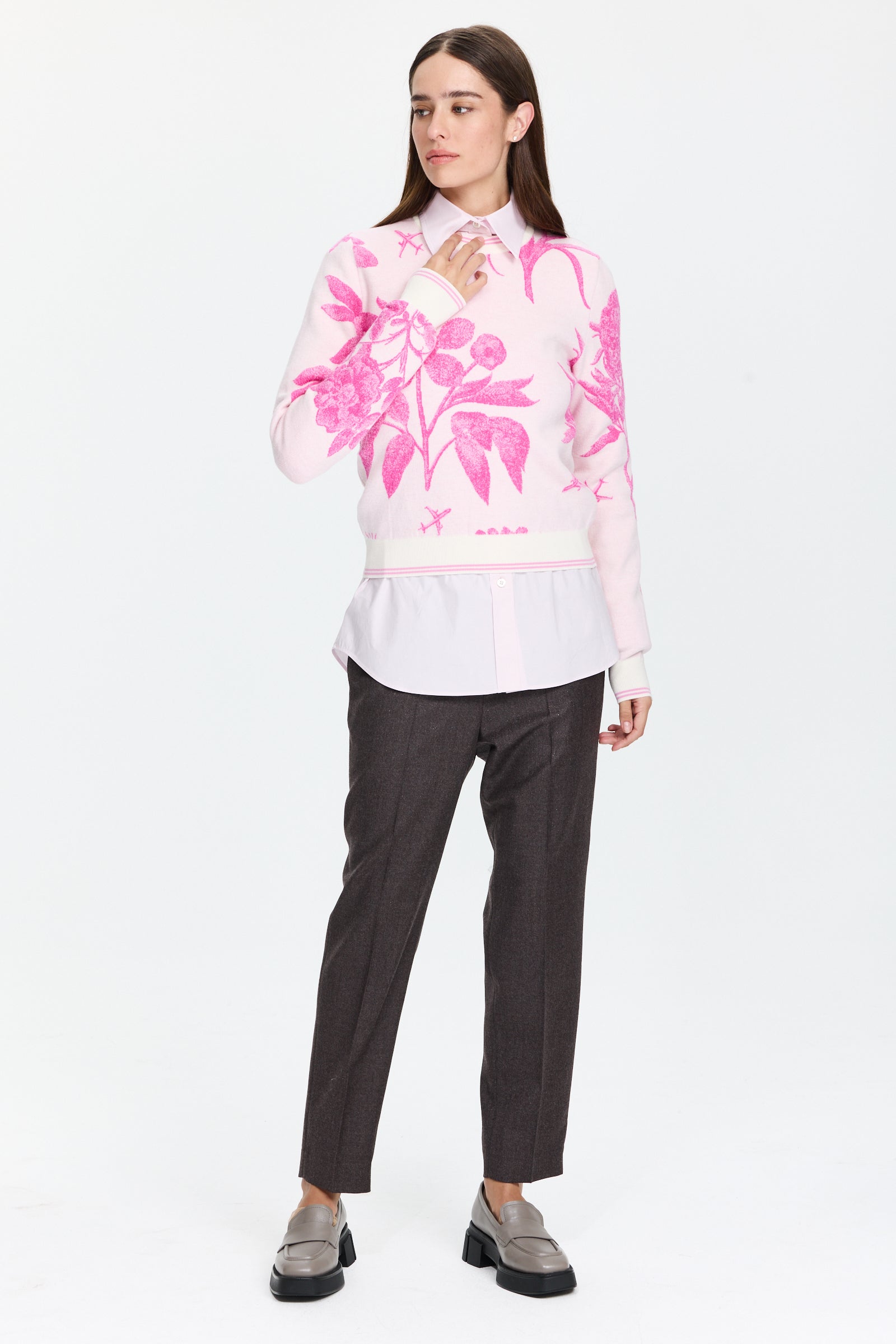 סריג נעים בגזרה ישרה בטקסטורה פרחוניתהרכב: 100% צמר בתוליהדוגמנית בגובה 1.75 ולובשת מידה 42 של MOSCHINO