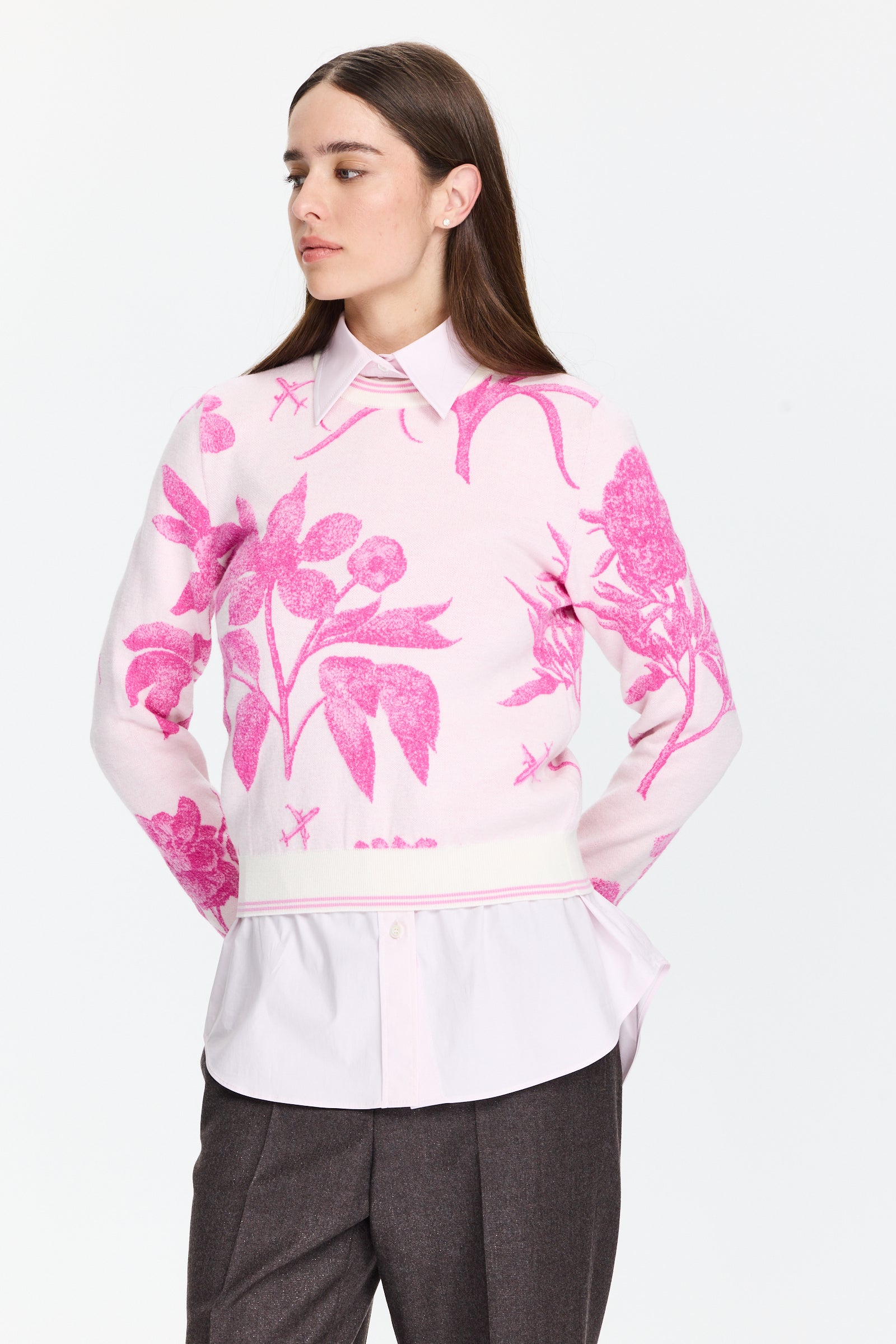 סריג נעים בגזרה ישרה בטקסטורה פרחוניתהרכב: 100% צמר בתוליהדוגמנית בגובה 1.75 ולובשת מידה 42 של MOSCHINO