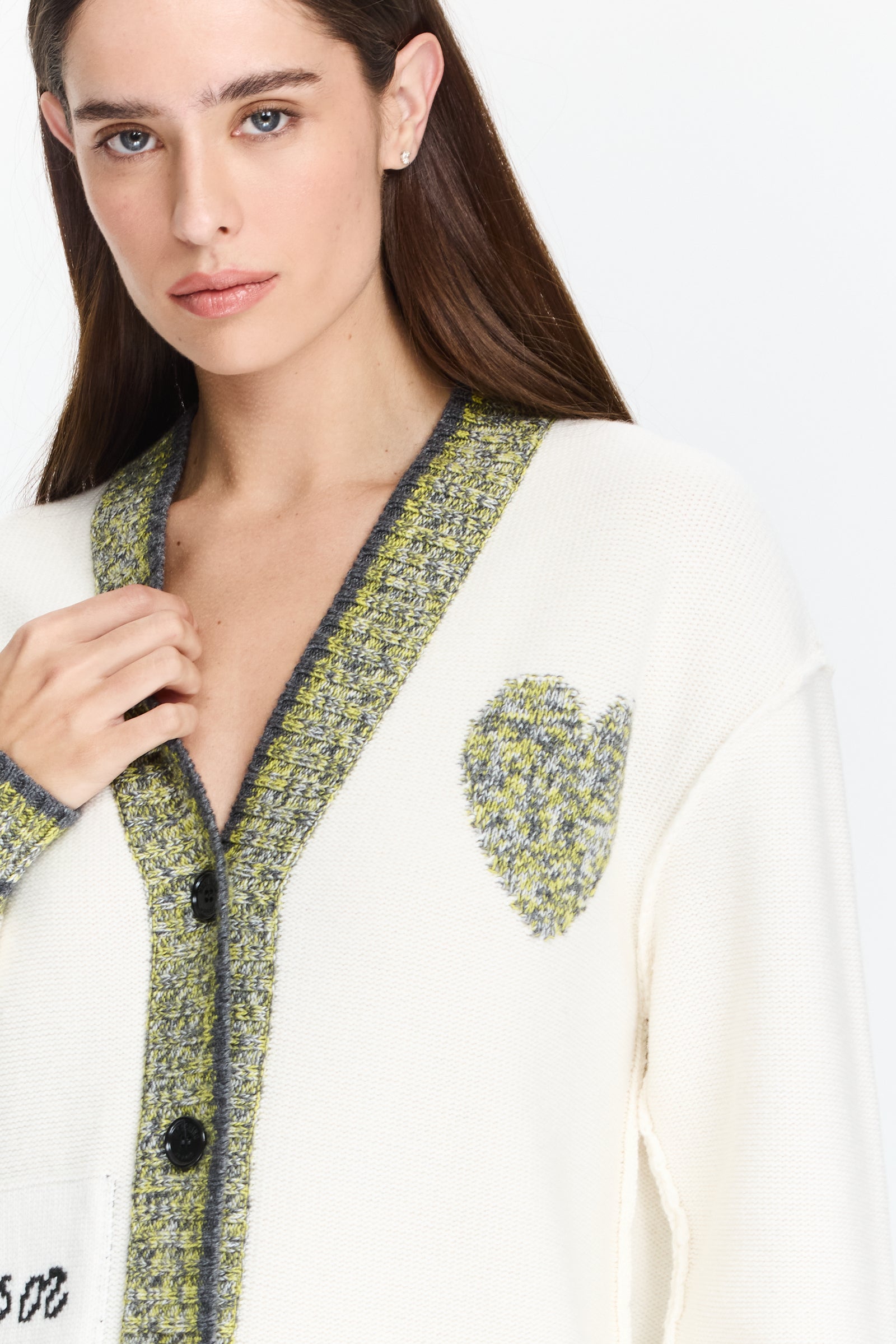 קרדיגן רחב עם סגירת כפתורים וטקסטורת מסגרת צבעוניתהרכב: 100% צמר בתוליהדוגמנית בגובה 1.75 ולובשת מידה XS של MOSCHINO