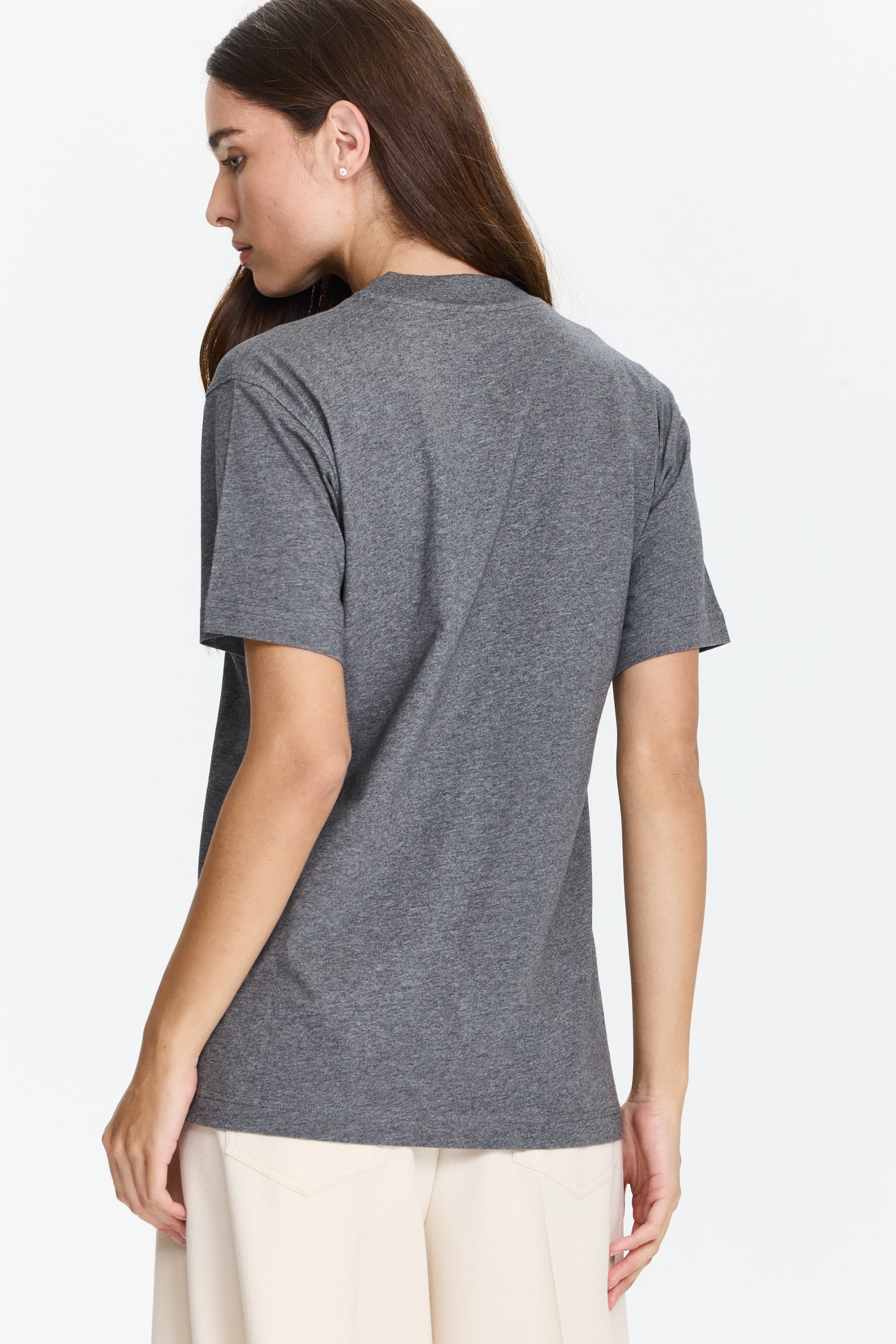 טישרט אפורה בגזרה רחבה עם מחט שזורה ברקמת הלוגוהרכב: 100% כותנההדוגמנית בגובה 1.75 ולובשת מידה XS של MOSCHINO