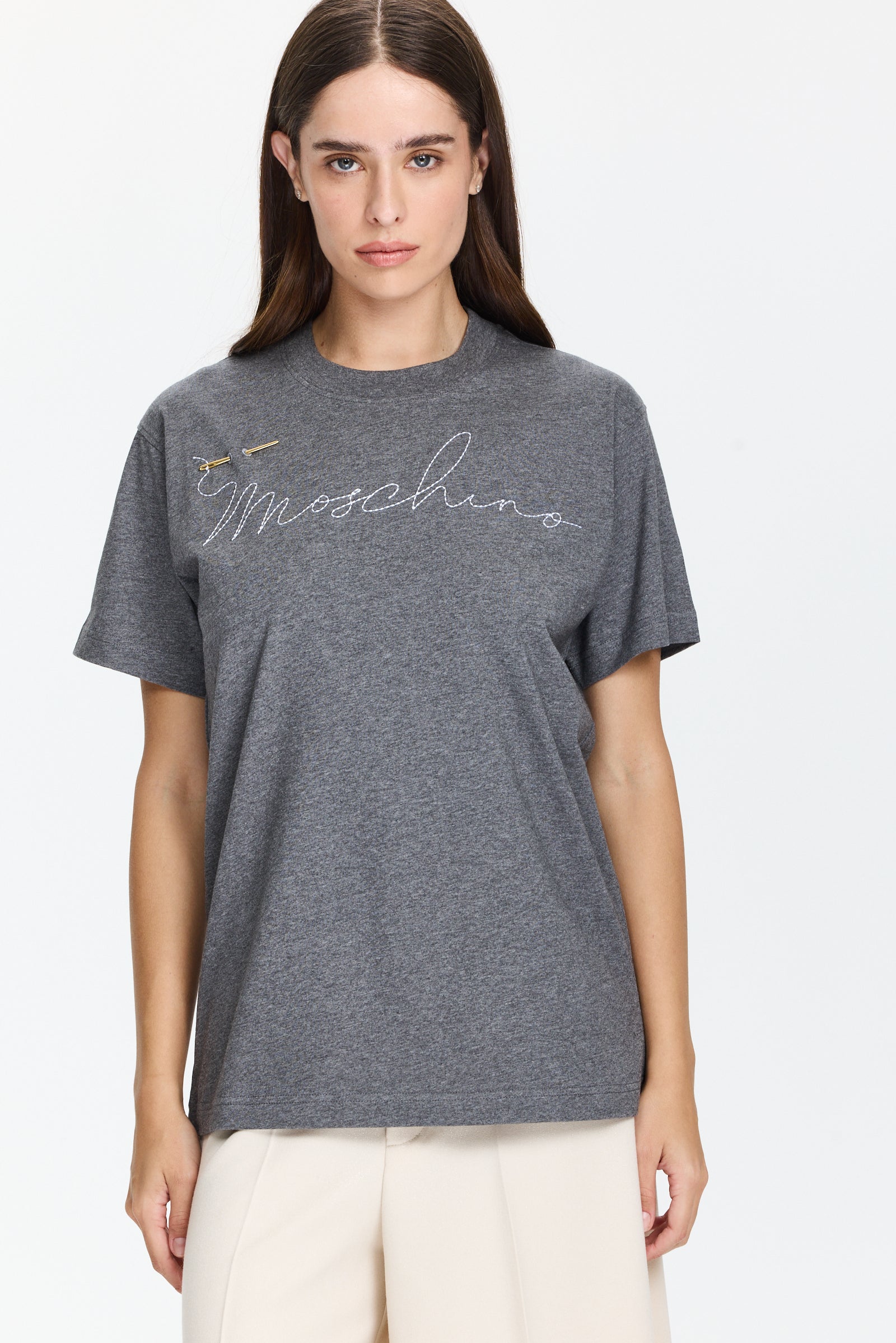 טישרט אפורה בגזרה רחבה עם מחט שזורה ברקמת הלוגוהרכב: 100% כותנההדוגמנית בגובה 1.75 ולובשת מידה XS של MOSCHINO
