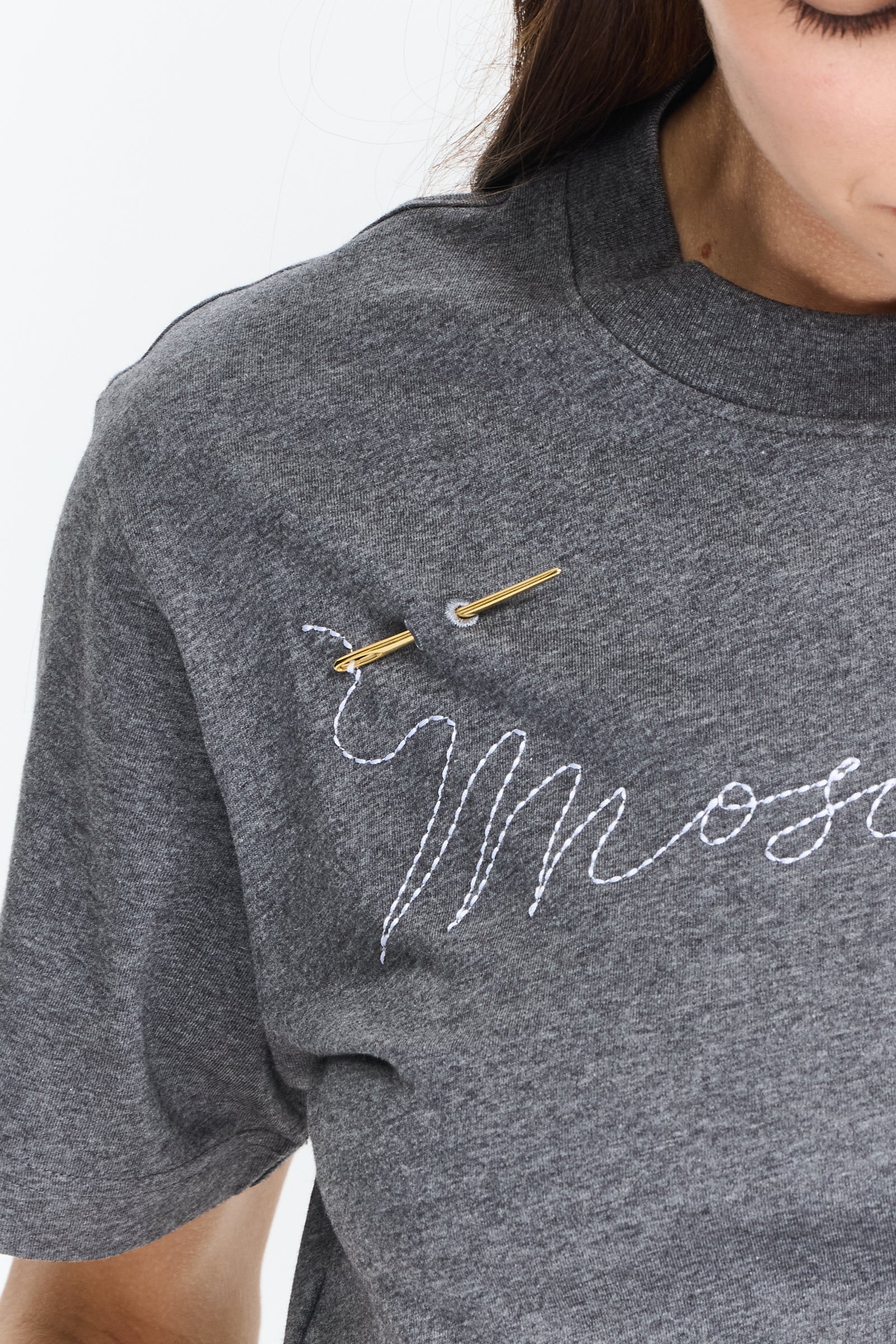 טישרט אפורה בגזרה רחבה עם מחט שזורה ברקמת הלוגוהרכב: 100% כותנההדוגמנית בגובה 1.75 ולובשת מידה XS של MOSCHINO