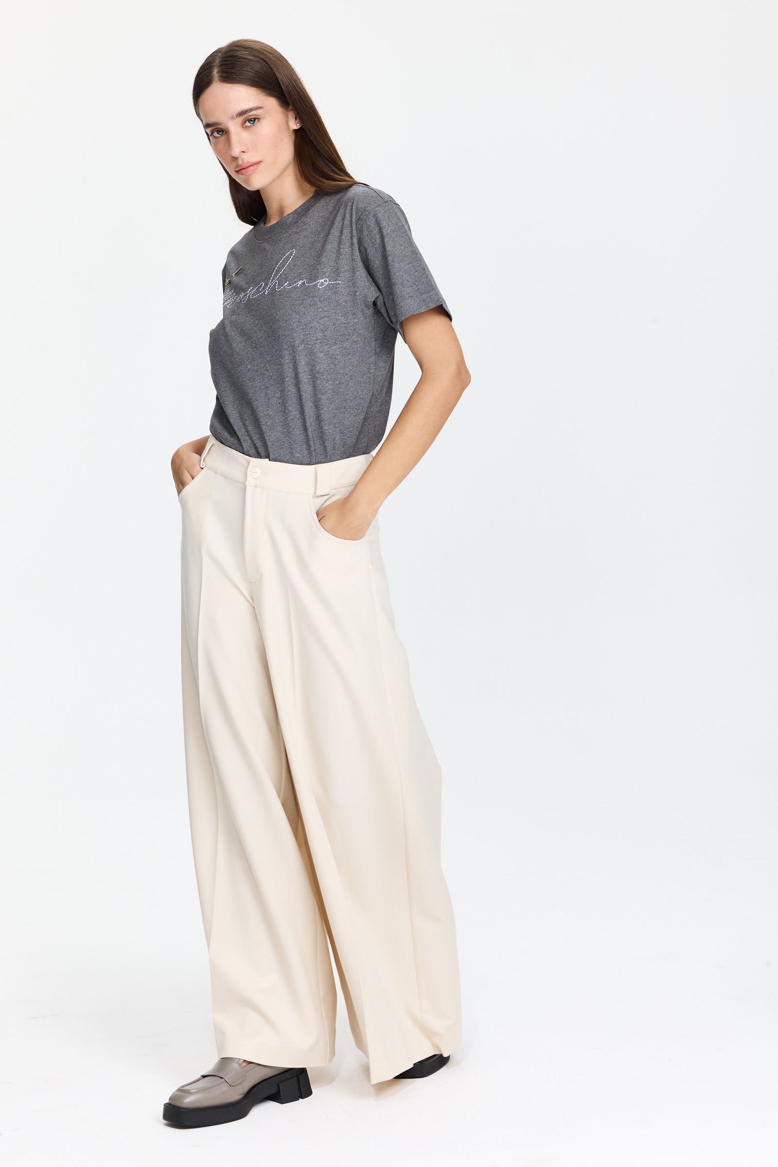 טישרט אפורה בגזרה רחבה עם מחט שזורה ברקמת הלוגוהרכב: 100% כותנההדוגמנית בגובה 1.75 ולובשת מידה XS של MOSCHINO