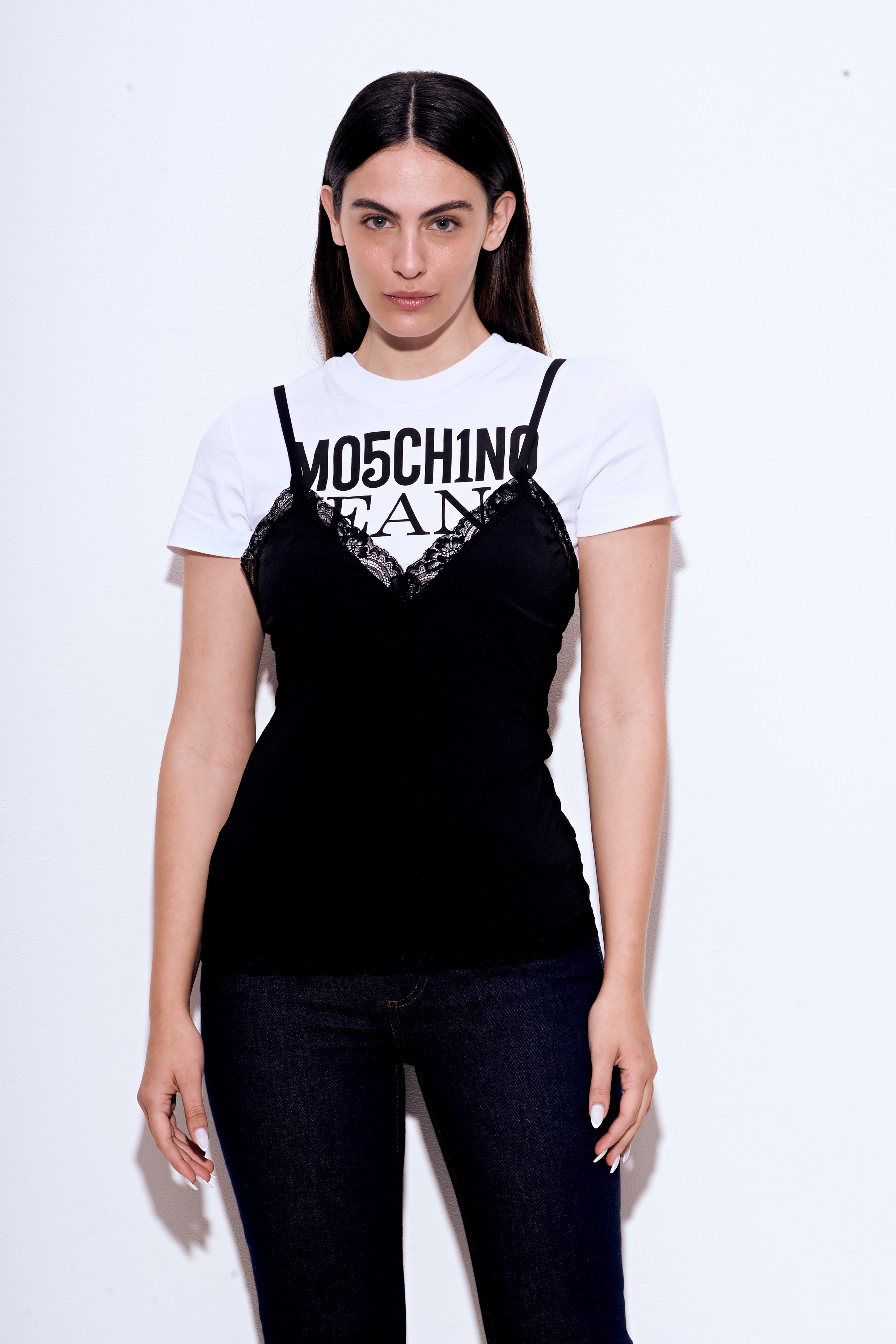 חולצת טי עם גופיית סאטן בשילוב תחרה מקולקציית MOSCHINO COUTUREהרכב: 85% פוליאסטר, 15% אלסטןהדוגמנית בגובה 1.75 ולובשת מידה 42 איטלקית