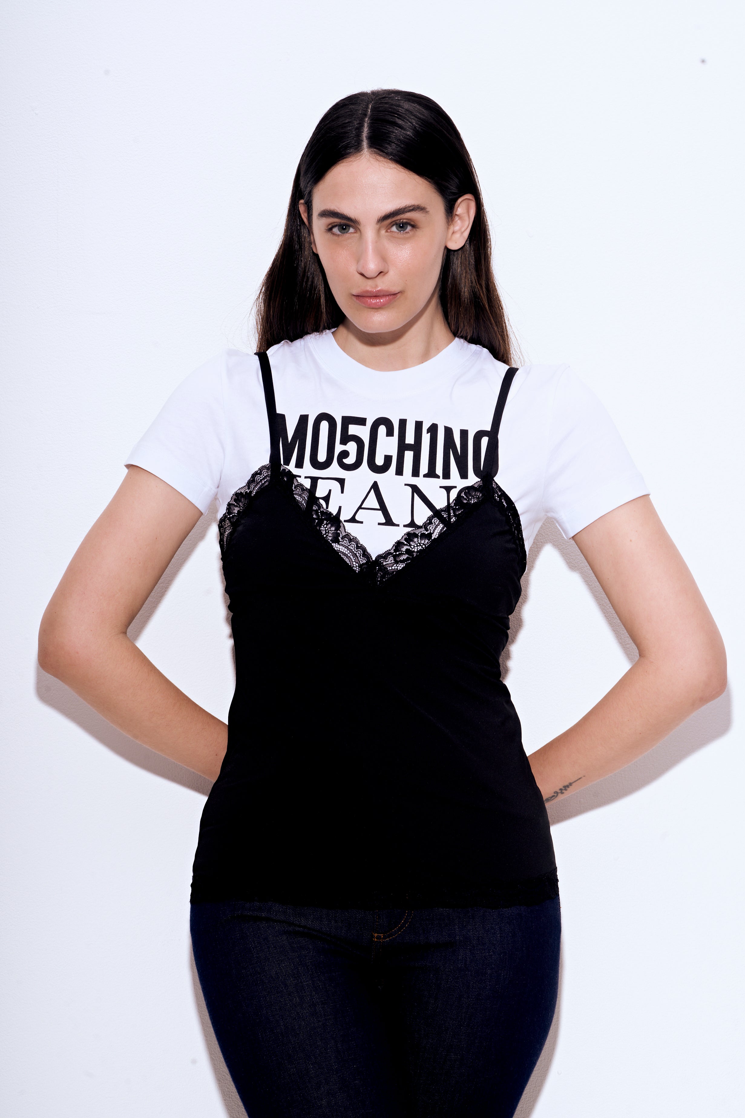 חולצת טי עם גופיית סאטן בשילוב תחרה מקולקציית MOSCHINO COUTUREהרכב: 85% פוליאסטר, 15% אלסטןהדוגמנית בגובה 1.75 ולובשת מידה 42 איטלקית