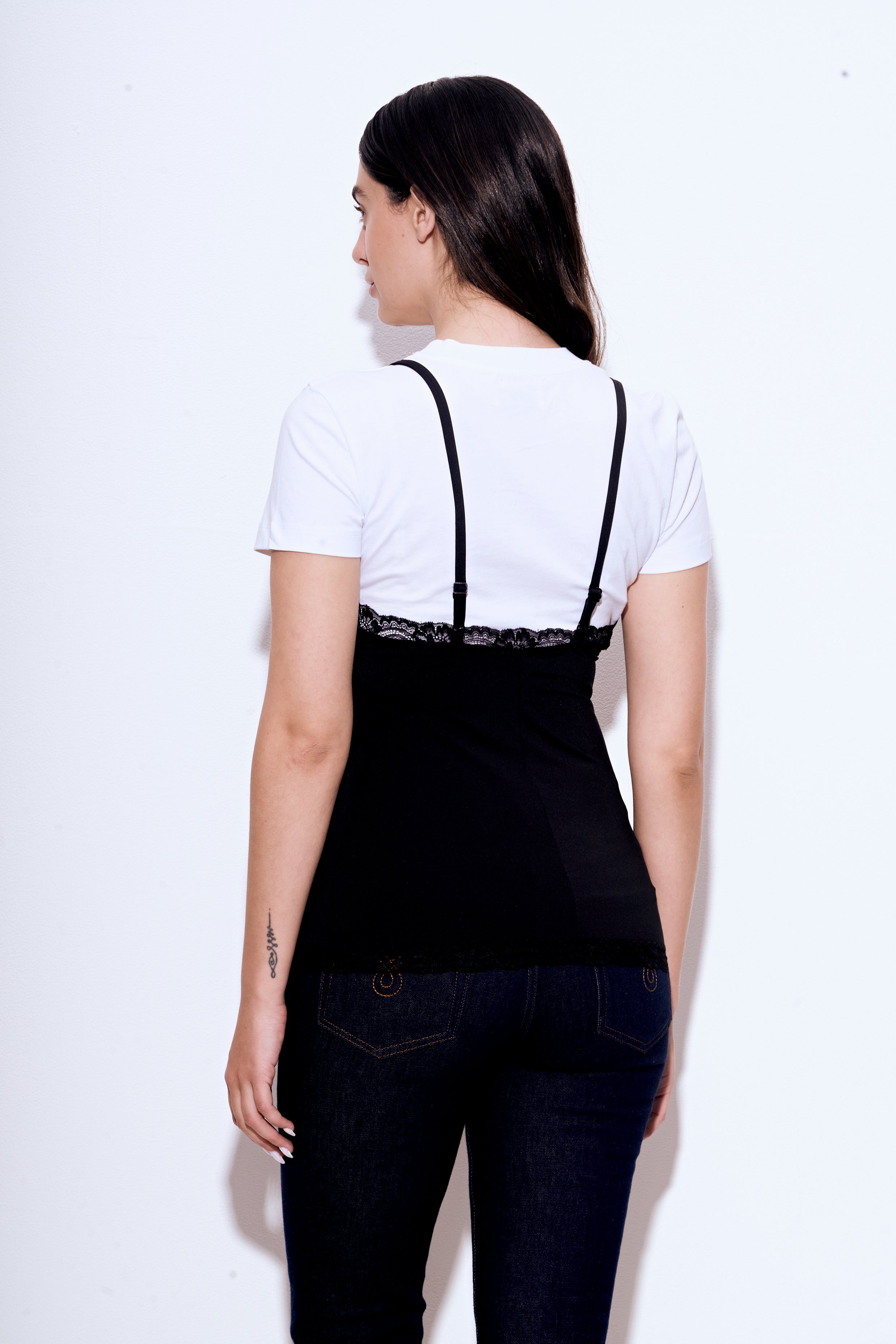 חולצת טי עם גופיית סאטן בשילוב תחרה מקולקציית MOSCHINO COUTUREהרכב: 85% פוליאסטר, 15% אלסטןהדוגמנית בגובה 1.75 ולובשת מידה 42 איטלקית