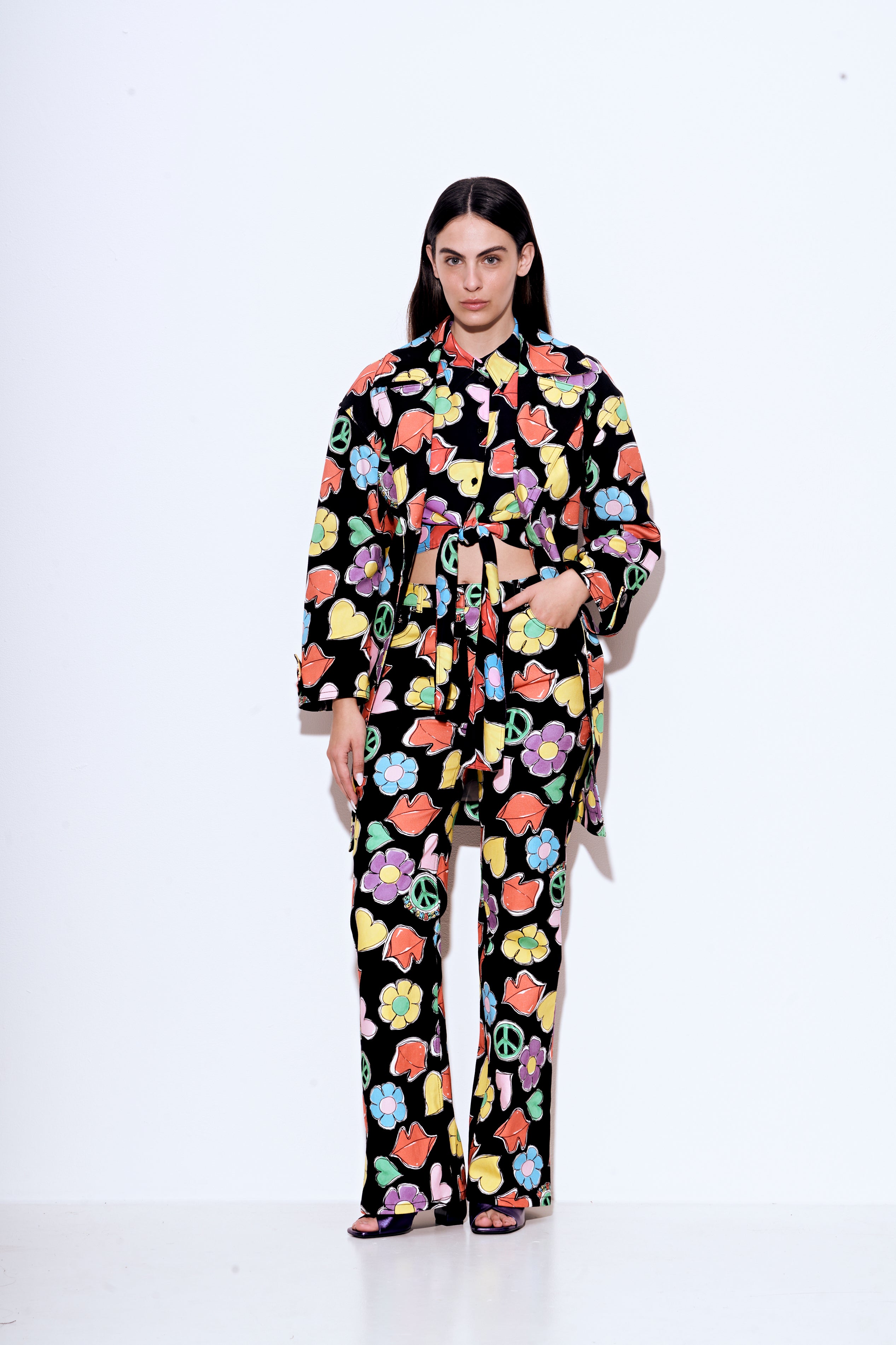 מכנסי ג'ינס מתרחבים עם הדפס במראה שנות ה-60הרכב: 99% כותנה, 1% אלסטןהדוגמנית בגובה 1.75 ולובשת מידה 28