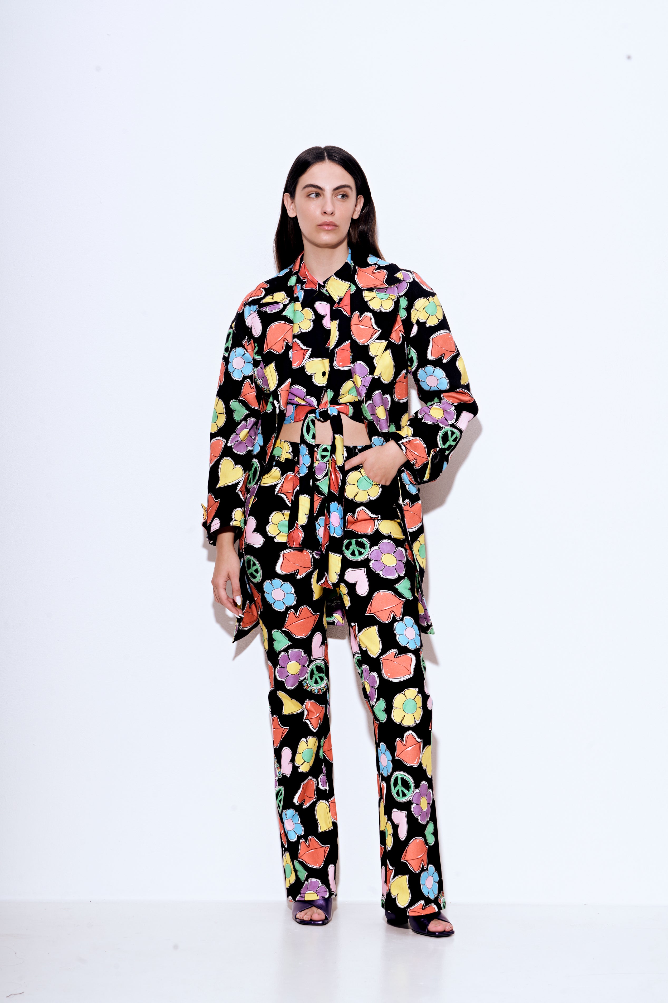 מכנסי ג'ינס מתרחבים עם הדפס במראה שנות ה-60הרכב: 99% כותנה, 1% אלסטןהדוגמנית בגובה 1.75 ולובשת מידה 28