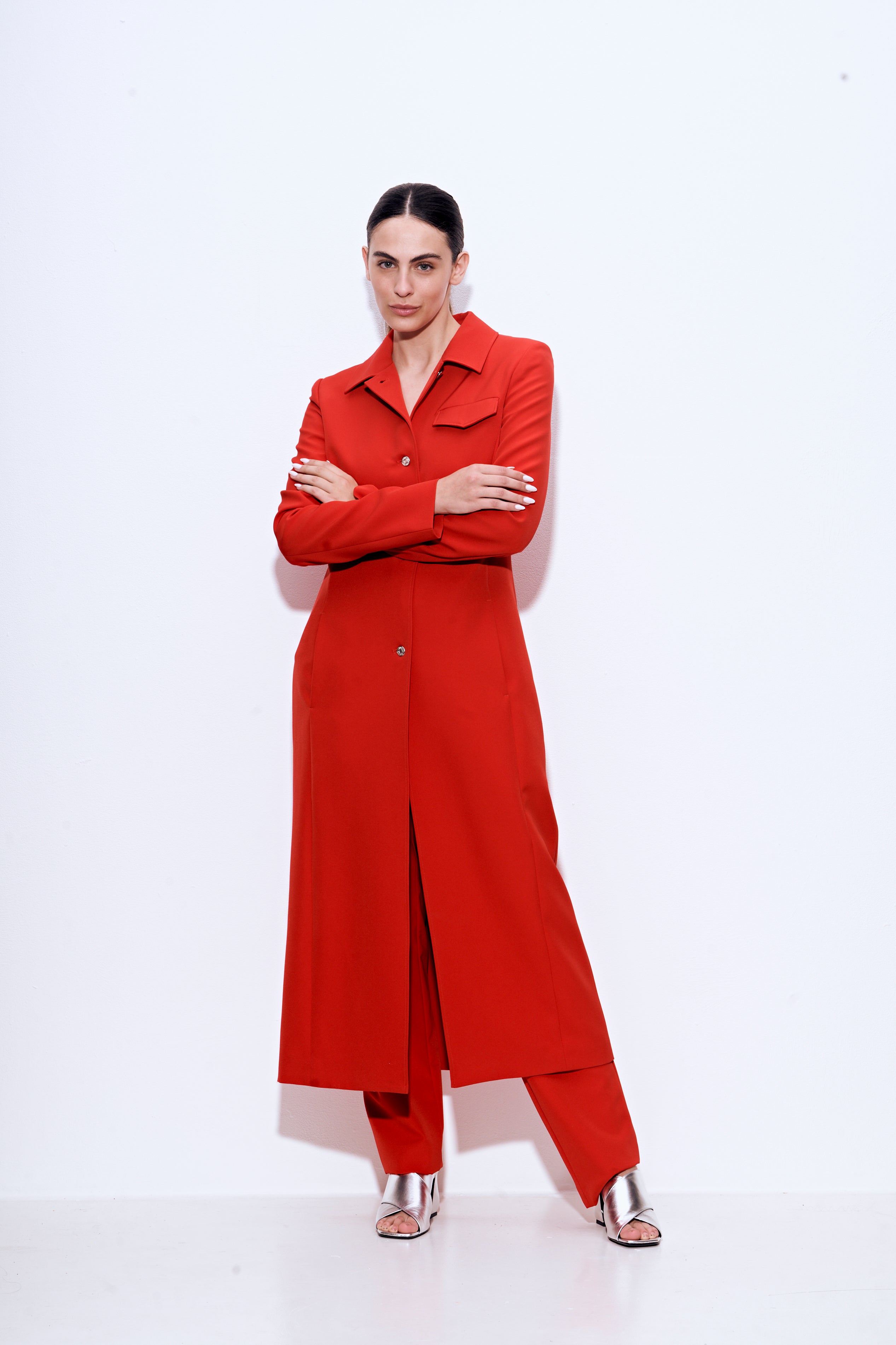 ז'קט ארוך במראה מחוייטהרכב: 95% פוליאסטר, 5% אלסטןהדוגמנית בגובה 1.75 ולובשת מידה 42 איטלקית