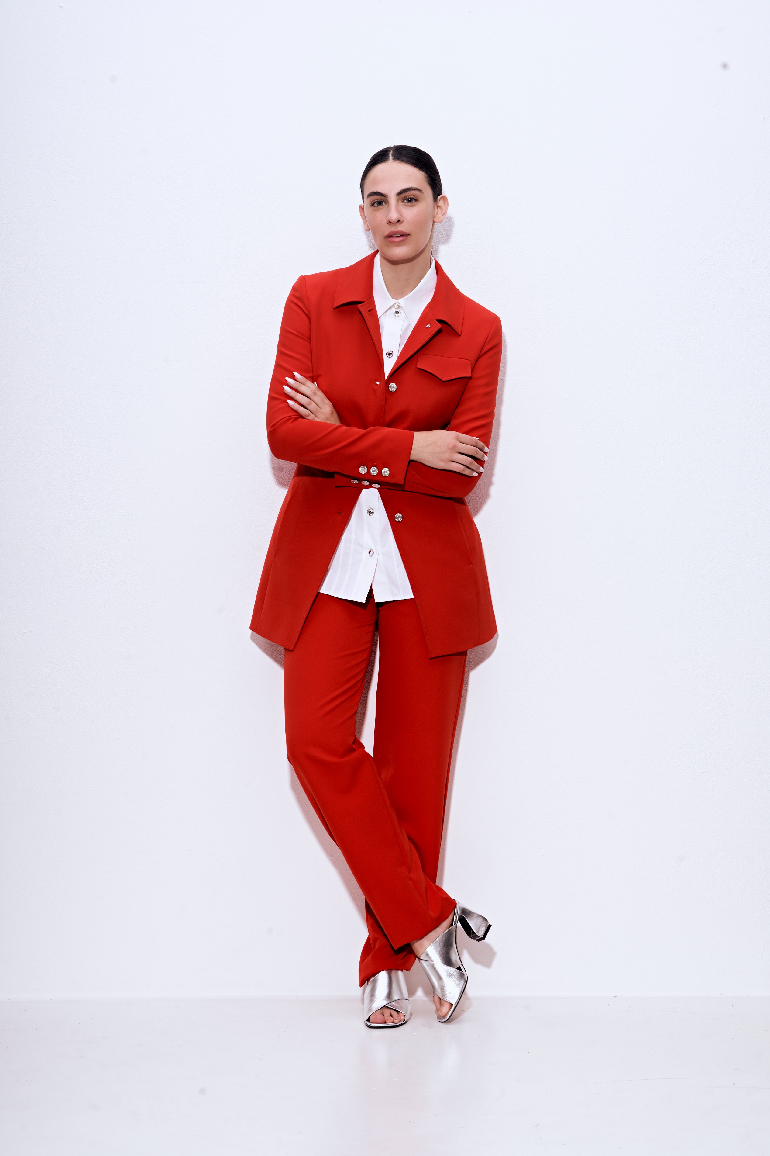 ז'קט מחוייט עם כיס מקדימההרכב: 95% פוליאסטר, 5% אלסטןהדוגמנית בגובה 1.75 ולובשת מידה 40 איטלקית