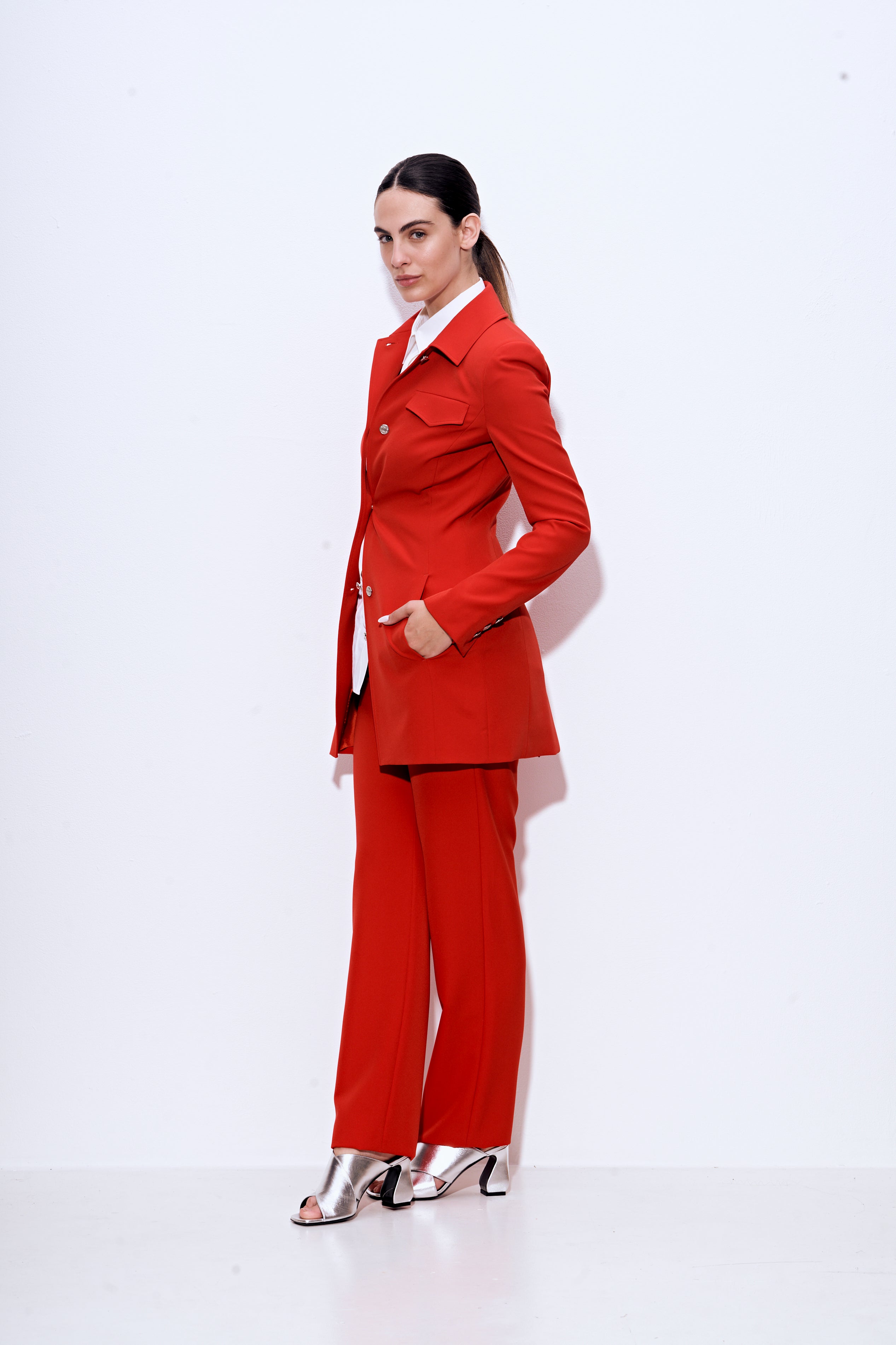 ז'קט מחוייט עם כיס מקדימההרכב: 95% פוליאסטר, 5% אלסטןהדוגמנית בגובה 1.75 ולובשת מידה 40 איטלקית