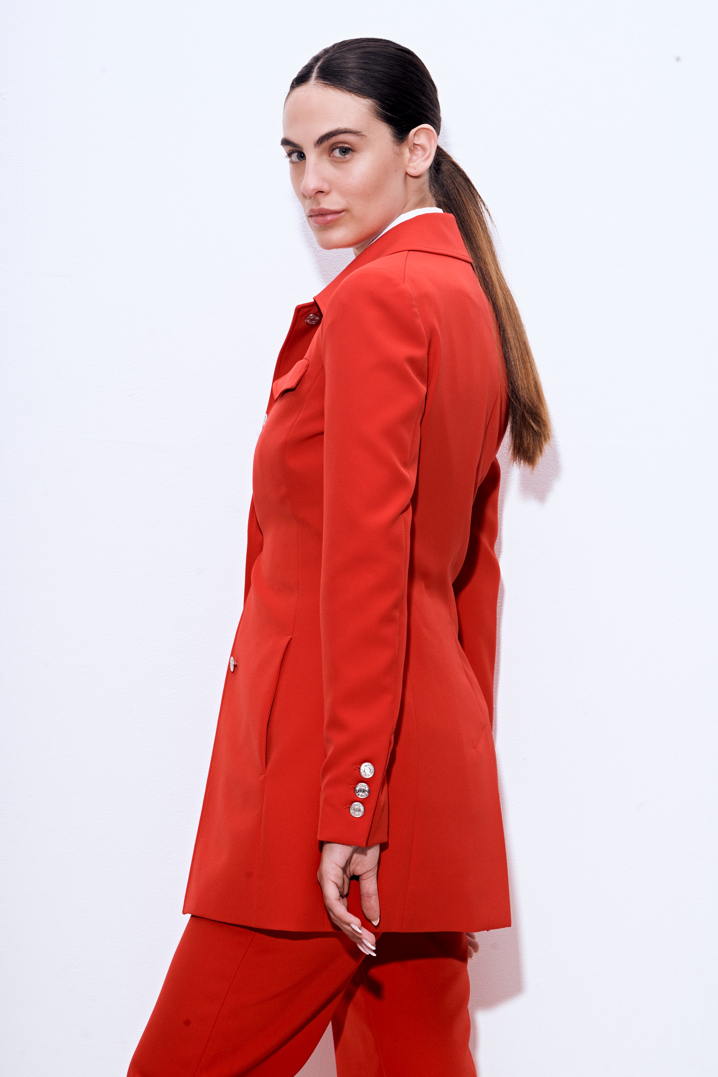 ז'קט מחוייט עם כיס מקדימההרכב: 95% פוליאסטר, 5% אלסטןהדוגמנית בגובה 1.75 ולובשת מידה 40 איטלקית