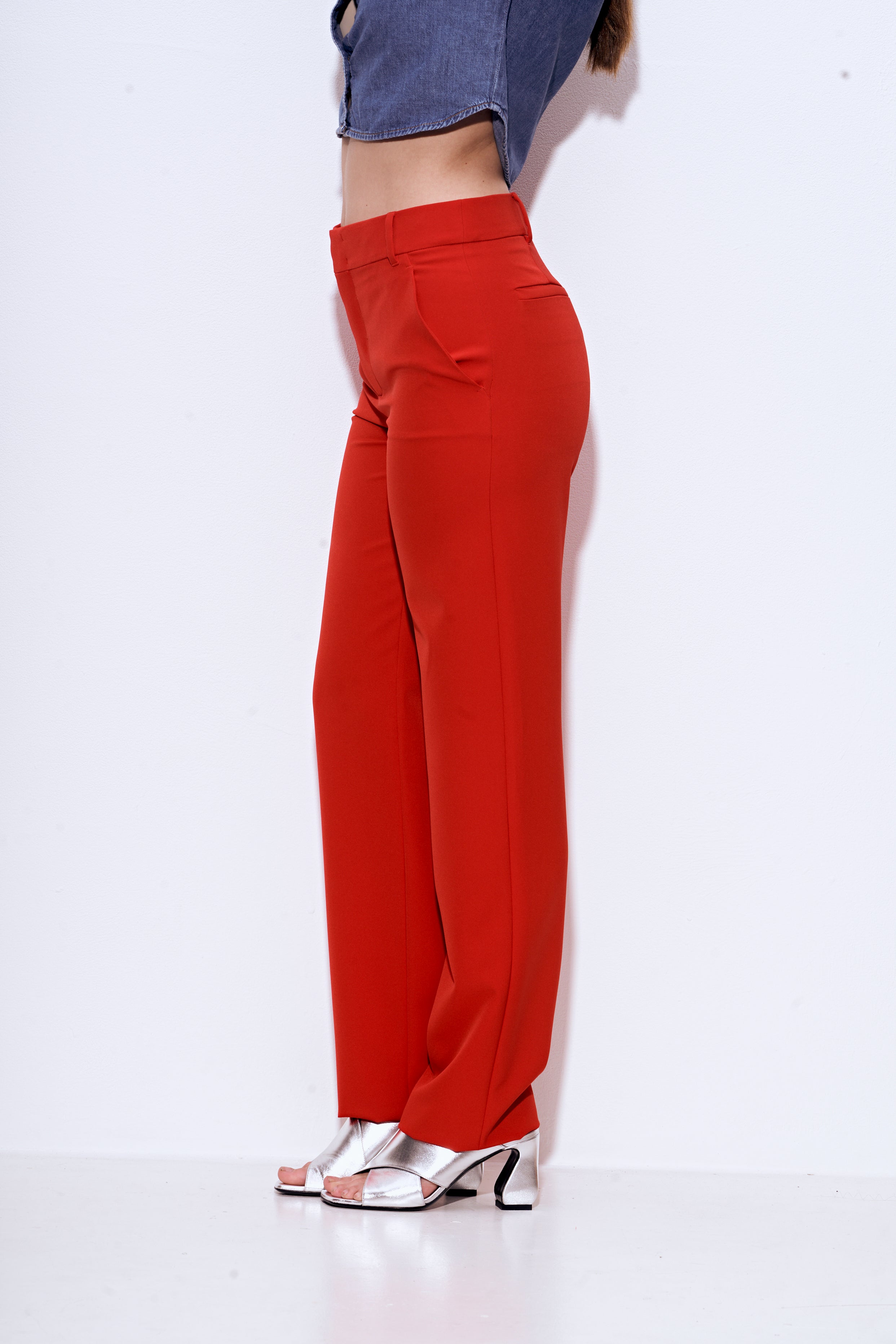 מכנסיים מחוייטים בגזרה ישרההרכב: 95% פוליאסטר, 5% אלסטןהדוגמנית בגובה 1.75 ולובשת מידה 40 איטלקית