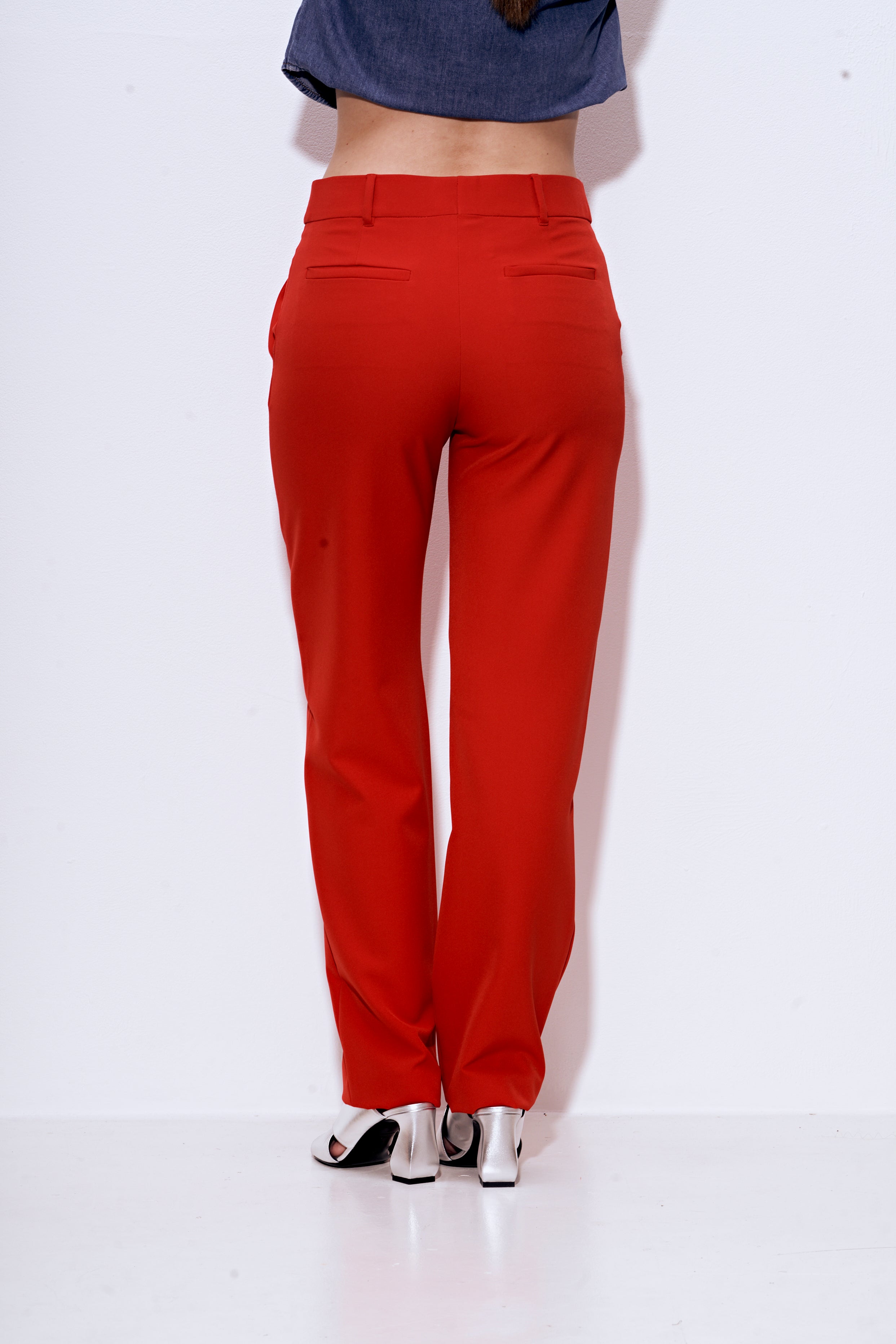 מכנסיים מחוייטים בגזרה ישרההרכב: 95% פוליאסטר, 5% אלסטןהדוגמנית בגובה 1.75 ולובשת מידה 40 איטלקית