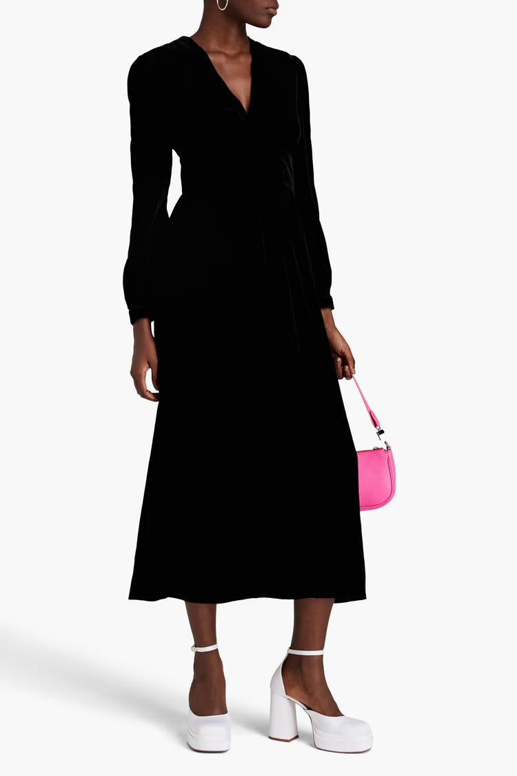 שמלת מידי עם מותן מודגש מקולקציית Boutique MOSCHINO הרכב: 82% ויסקוזה, 18% משי; בד משני: 100% פוליאסטרהדוגמנית בגובה 1.80 ולובשת מידה 40 איטלקית