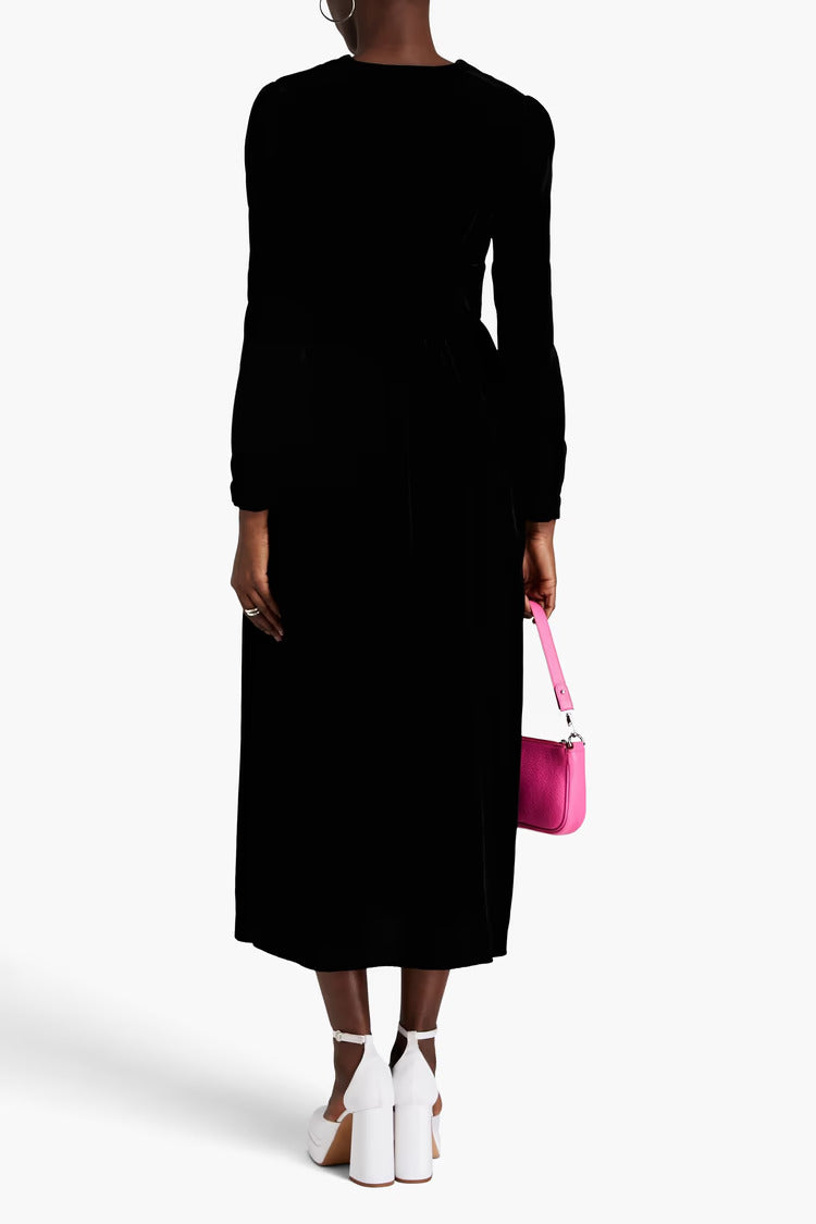 שמלת מידי עם מותן מודגש מקולקציית Boutique MOSCHINO הרכב: 82% ויסקוזה, 18% משי; בד משני: 100% פוליאסטרהדוגמנית בגובה 1.80 ולובשת מידה 40 איטלקית