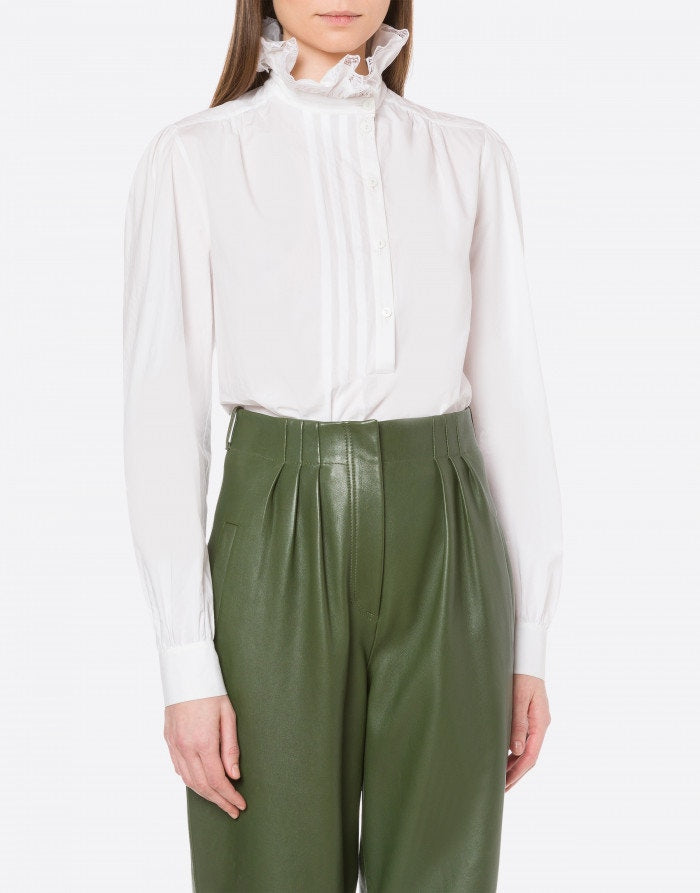 חולצה מכופתרת אלגנטית עם צווארון גבוה בסיומת מלמלההרכב: 100% כותנההדוגמנית בגובה 1.77 ולובשת מידה 42 איטלקית