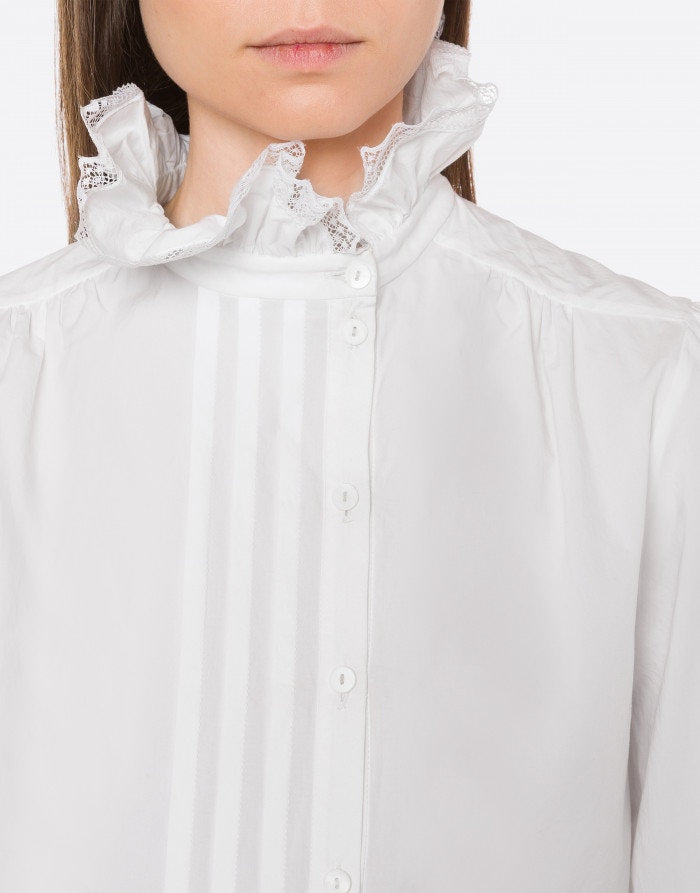 חולצה מכופתרת אלגנטית עם צווארון גבוה בסיומת מלמלההרכב: 100% כותנההדוגמנית בגובה 1.77 ולובשת מידה 42 איטלקית