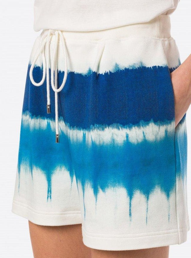 מכנסיים קצרים בהדפס טאי דאיהרכב: 94% כותנה, 6% אלסטןהדוגמנית לובשת מידה S