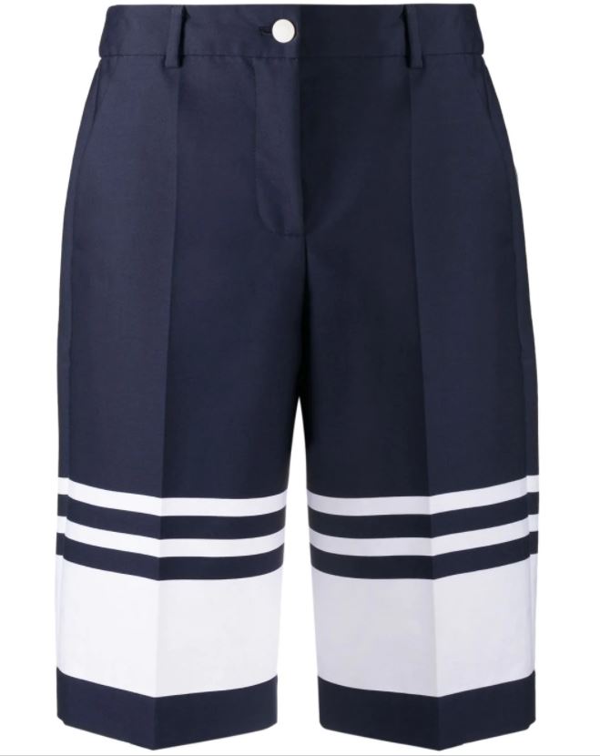 מכנסי ברמודה מחוייטים מקולקציית Boutique MOSCHINO הרכב: 92% כותנה, 8% פוליאמידהדוגמנית בגובה 1.80 ולובשת מידה 40 איטלקית