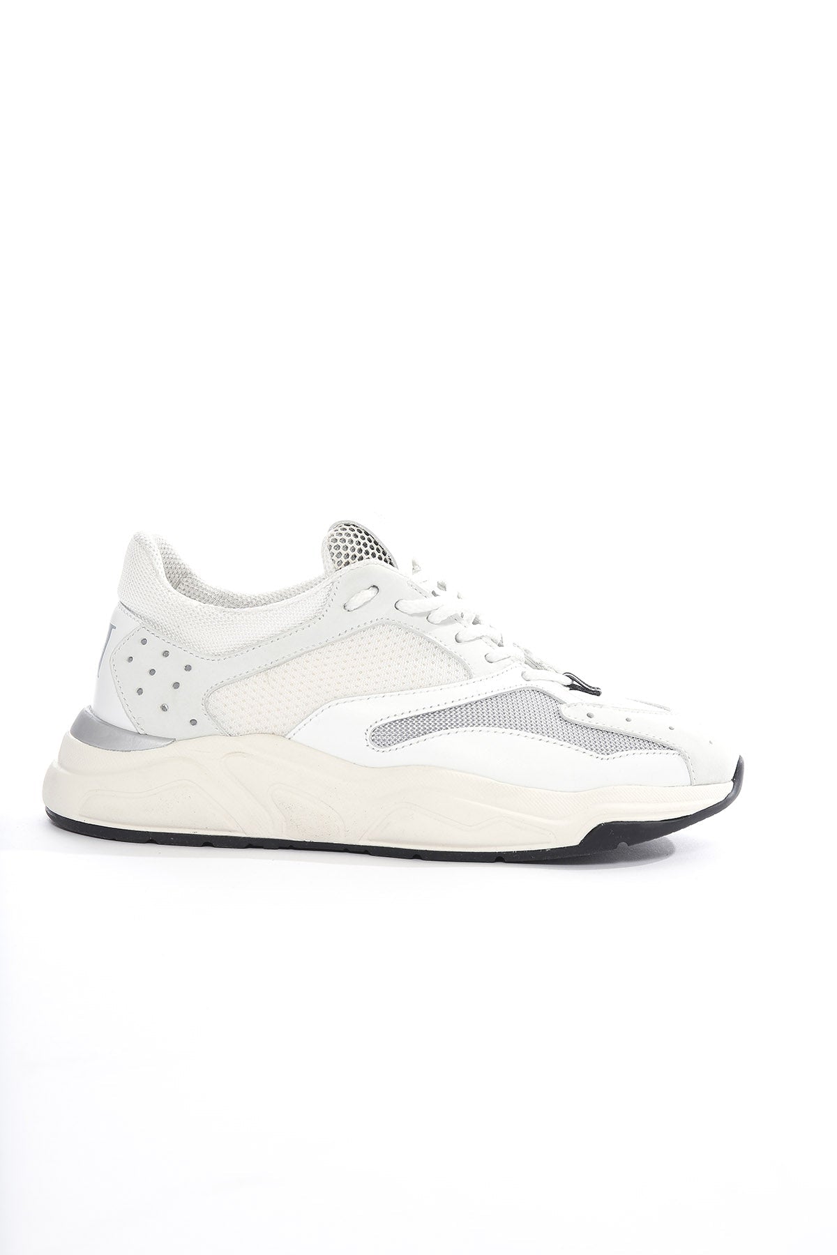 נעלי סינגרס עם כיתוב מונוגרמי מאחורהרכב: שילוב עור ובד