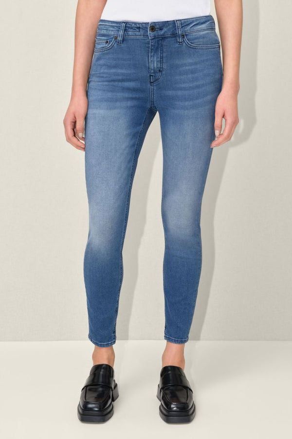 ג'ינס סקיני בצבע כחול משופשף גזרה נמוכה