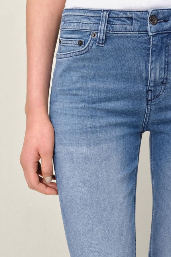 ג'ינס סקיני בצבע כחול משופשף גזרה נמוכה