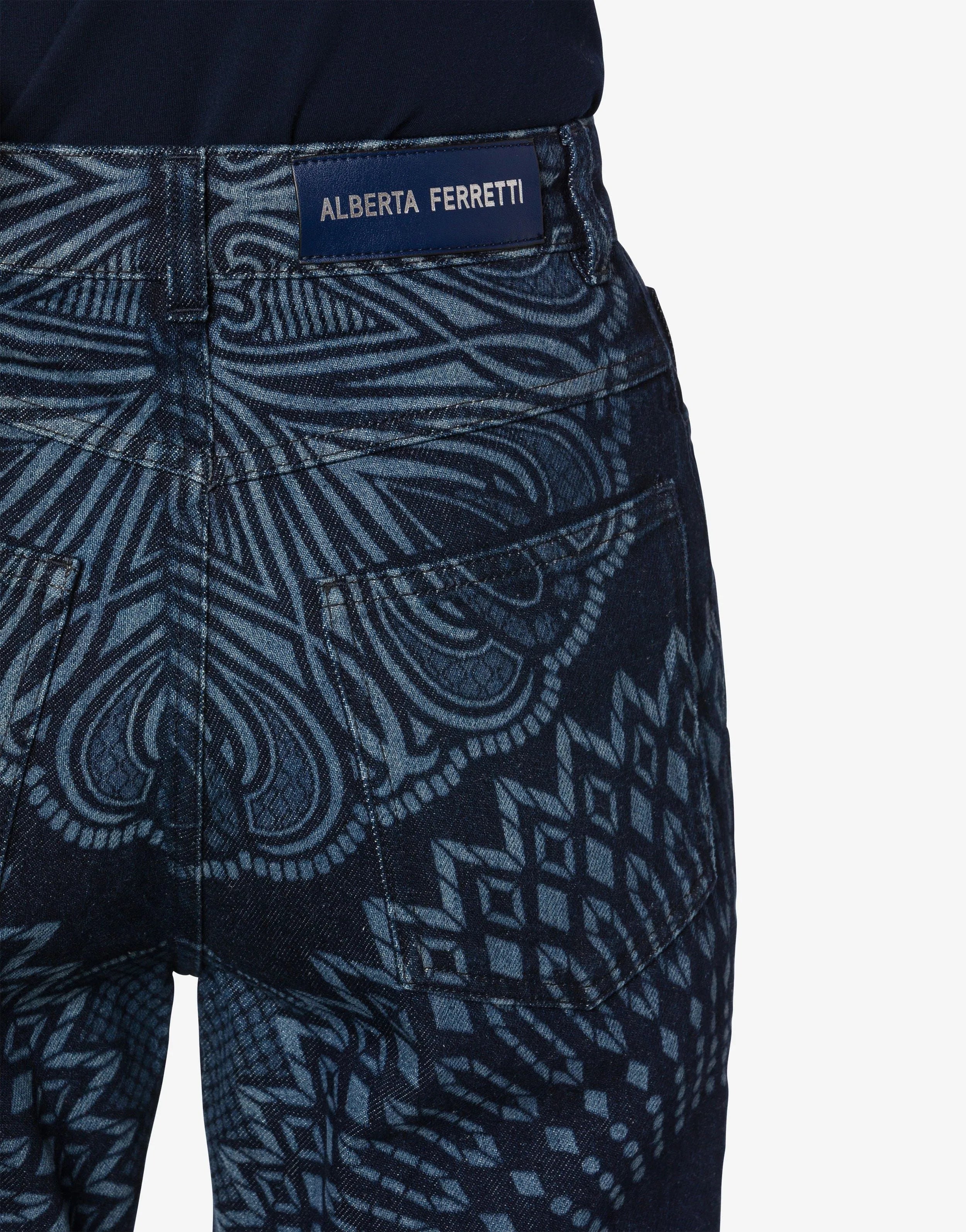 מכנסי ג'ינס מתרחבים בגזרה גבוהה עם פרינטהרכב: 100% כותנההדוגמנית בגובה 1.76 ולובשת מידה 42 איטלקית