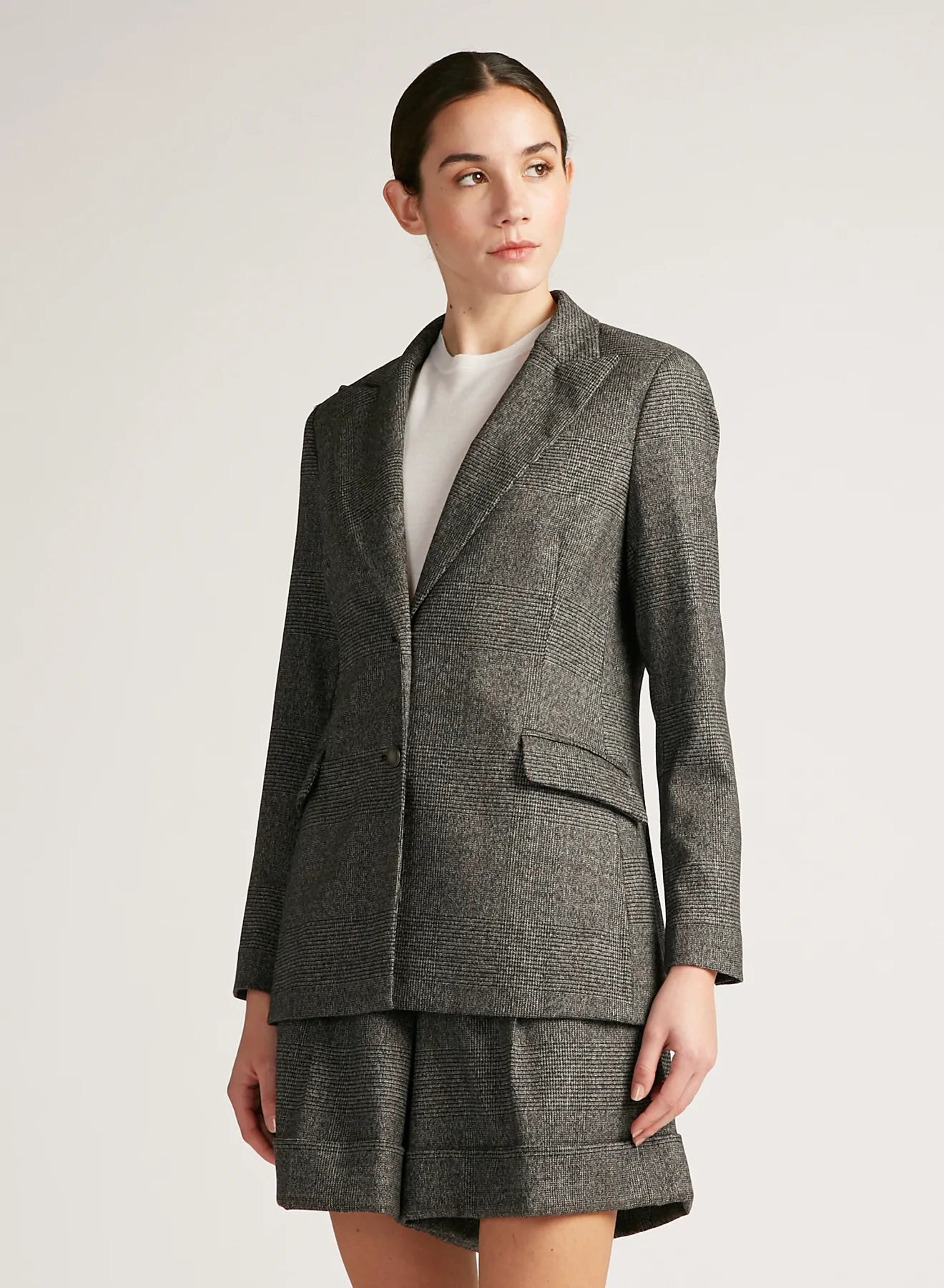 בלייזר מחוייט סינגל ברסטהרכב: 96% צמר וירג'ין, 2% אלסטן, 2% פוליאמידהדוגמנית בגובה 1.75 ולובשת מידה 42 איטלקית