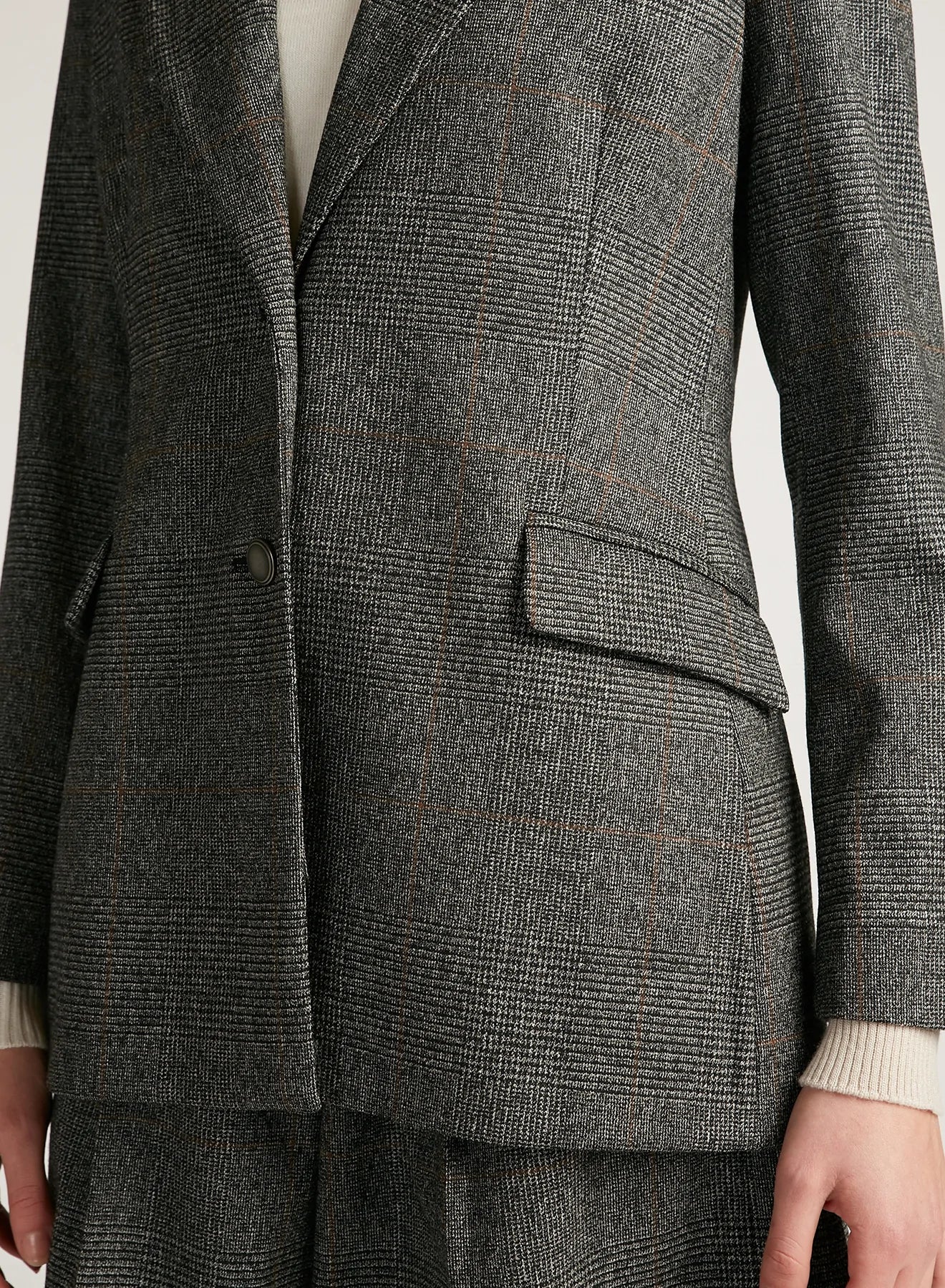 בלייזר מחוייט סינגל ברסטהרכב: 96% צמר וירג'ין, 2% אלסטן, 2% פוליאמידהדוגמנית בגובה 1.75 ולובשת מידה 42 איטלקית