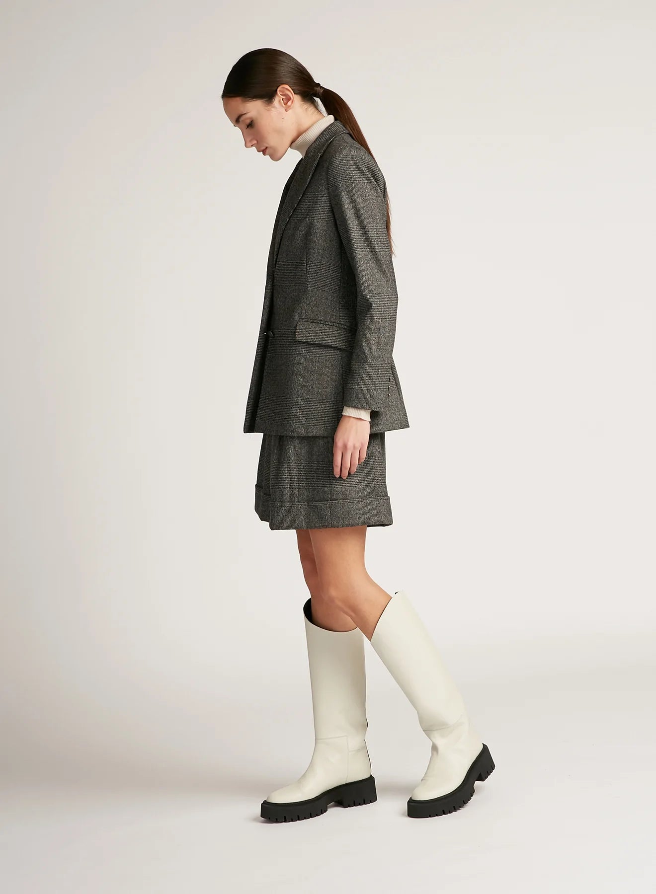 בלייזר מחוייט סינגל ברסטהרכב: 96% צמר וירג'ין, 2% אלסטן, 2% פוליאמידהדוגמנית בגובה 1.75 ולובשת מידה 42 איטלקית