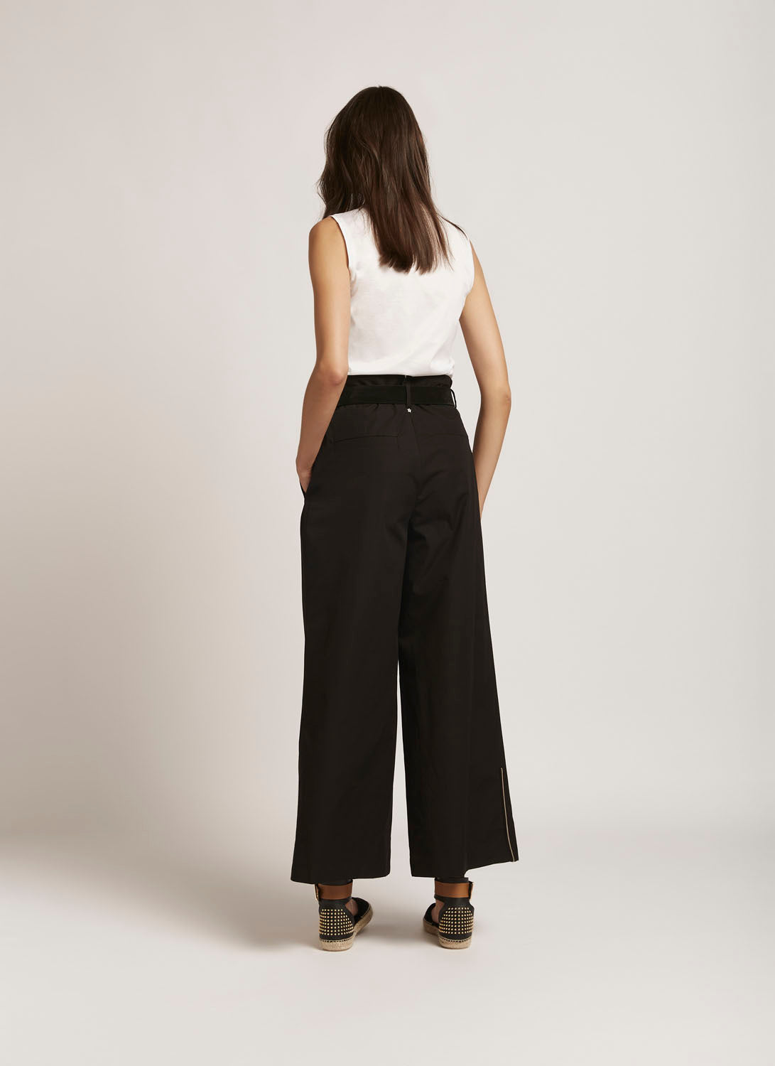 מכנסי כותנה רחבים בגזרה גבוהההרכב: 100% כותנההדוגמנית בגובה 1.78 ולובשת מידה 40 איטלקית* החגורה בתמונות היא להמחשה בלבד