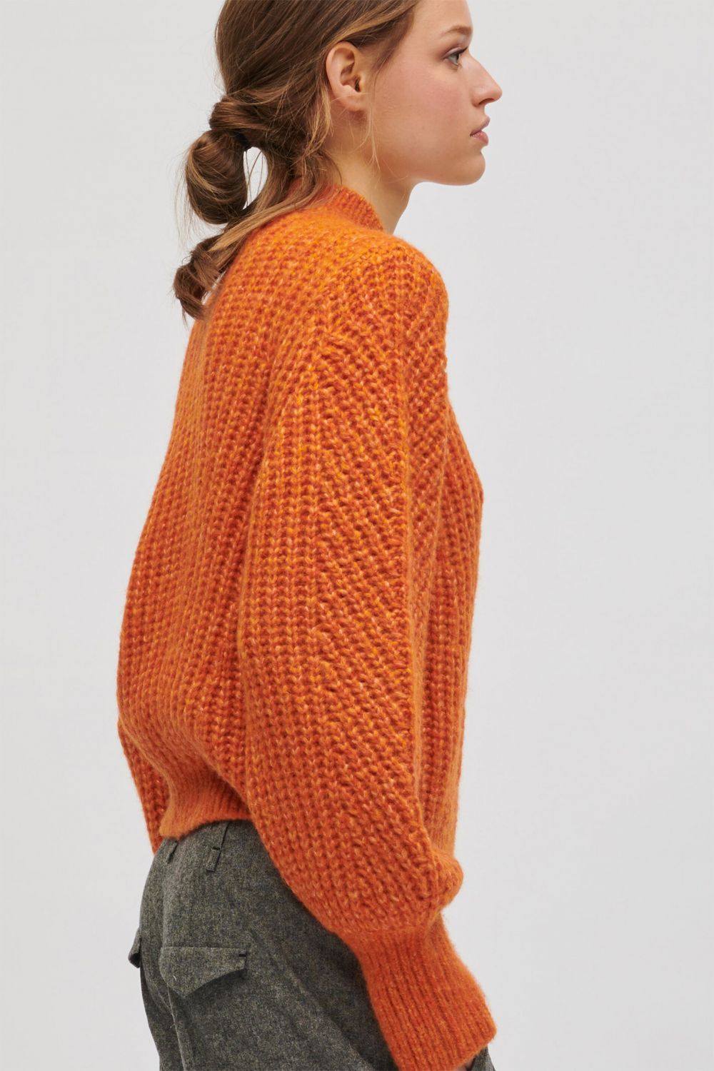 סוודר צמר סרוג עם כפתורים לאורך הכתףהרכב: 45% צמר, 30% אלפקה, 25% פוליאמידהדוגמנית בגובה 1.78 ולובשת מידה 36 אירופאית